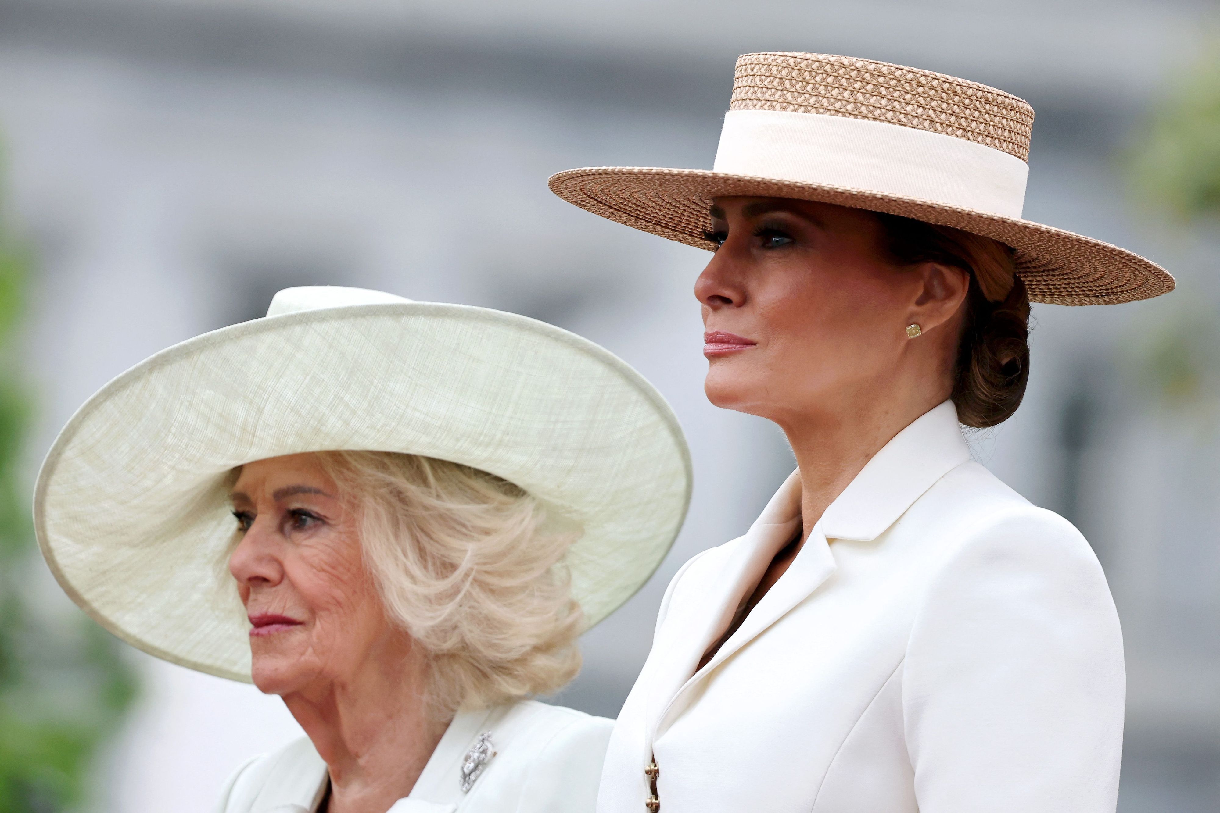 Melania Trump und Königin Camilla stehen nebeneinander.