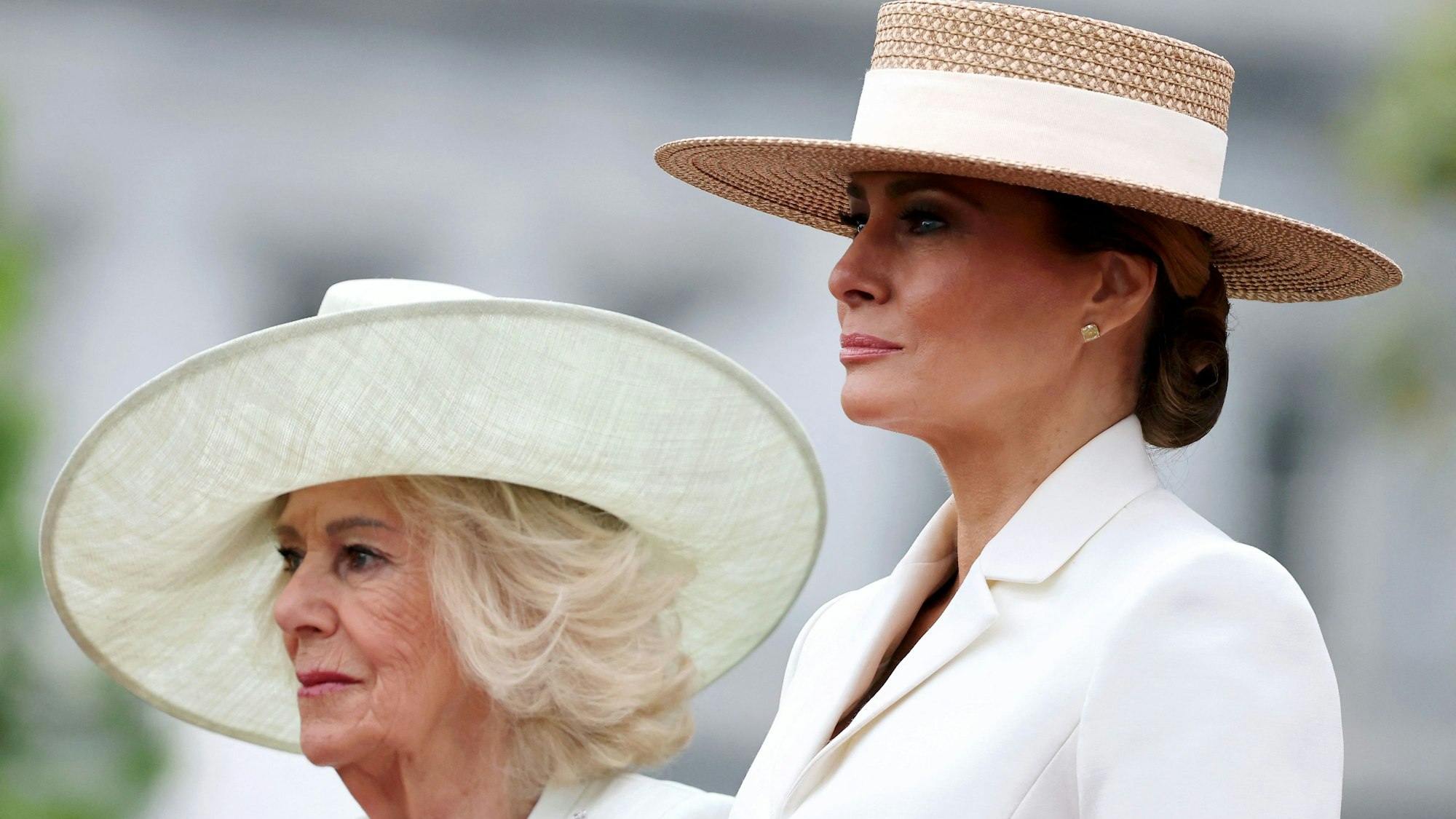 Melania Trump und Königin Camilla stehen nebeneinander.