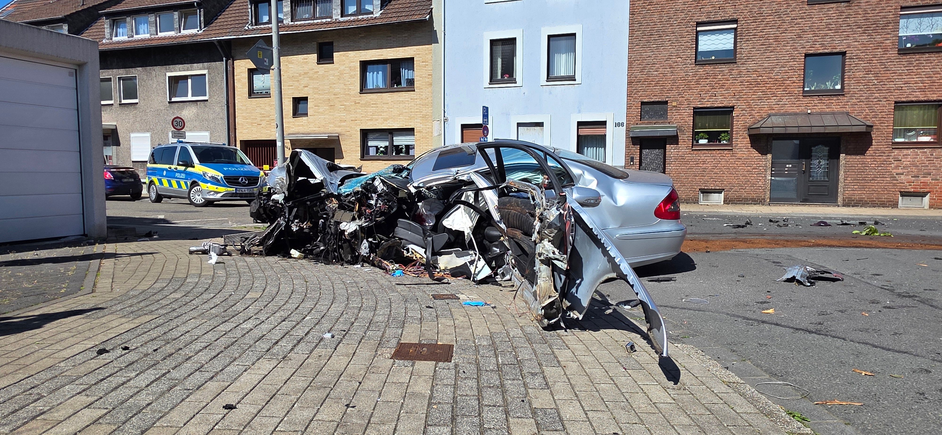 Der Mercedes wurde an der linken Seite bis zur C-Säule auseinandergerissen.