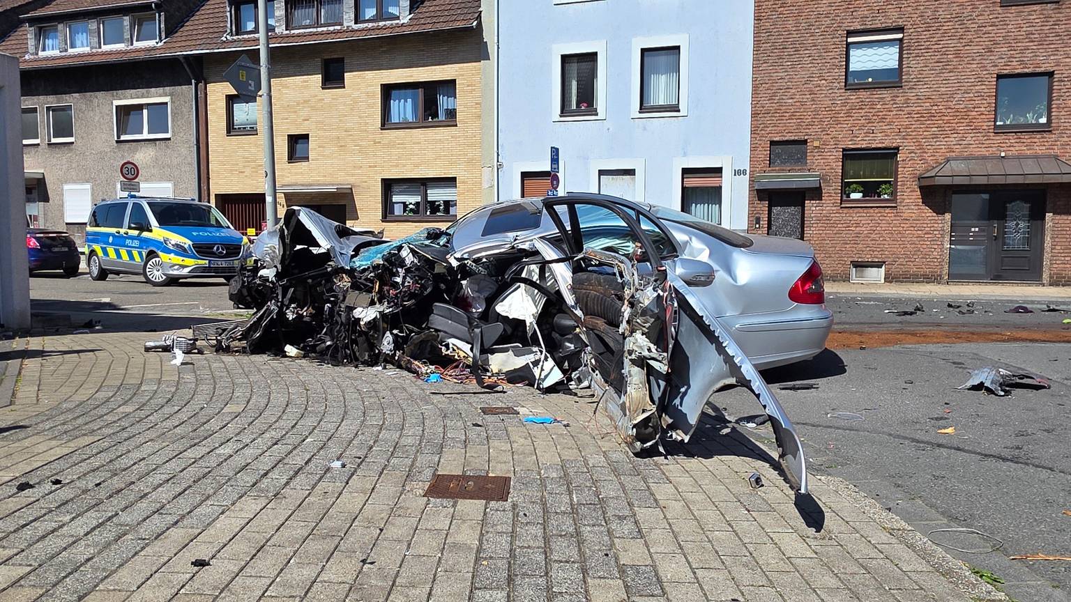 Der Mercedes wurde an der linken Seite bis zur C-Säule auseinandergerissen.