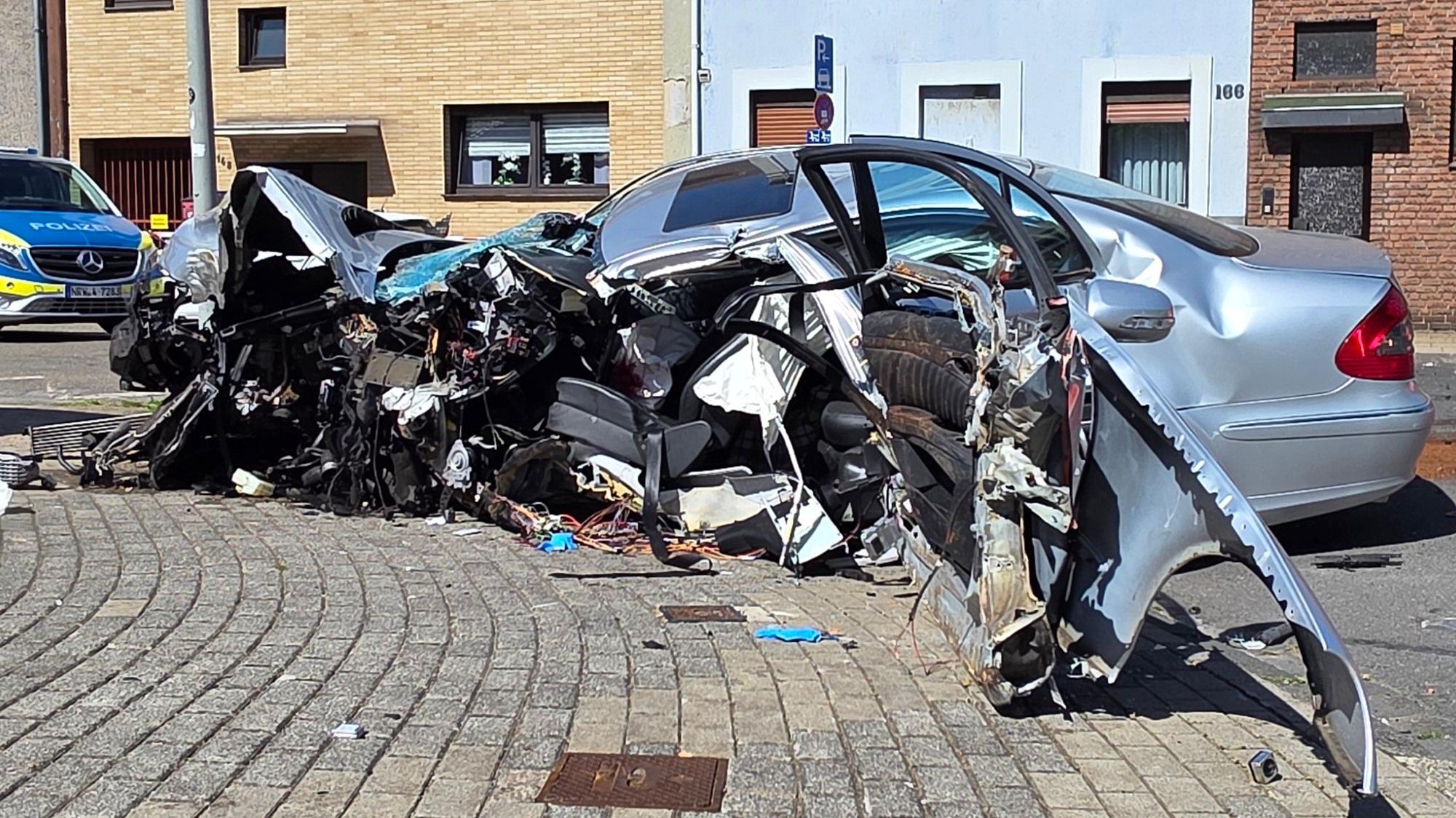 Der Mercedes wurde an der linken Seite bis zur C-Säule auseinandergerissen.