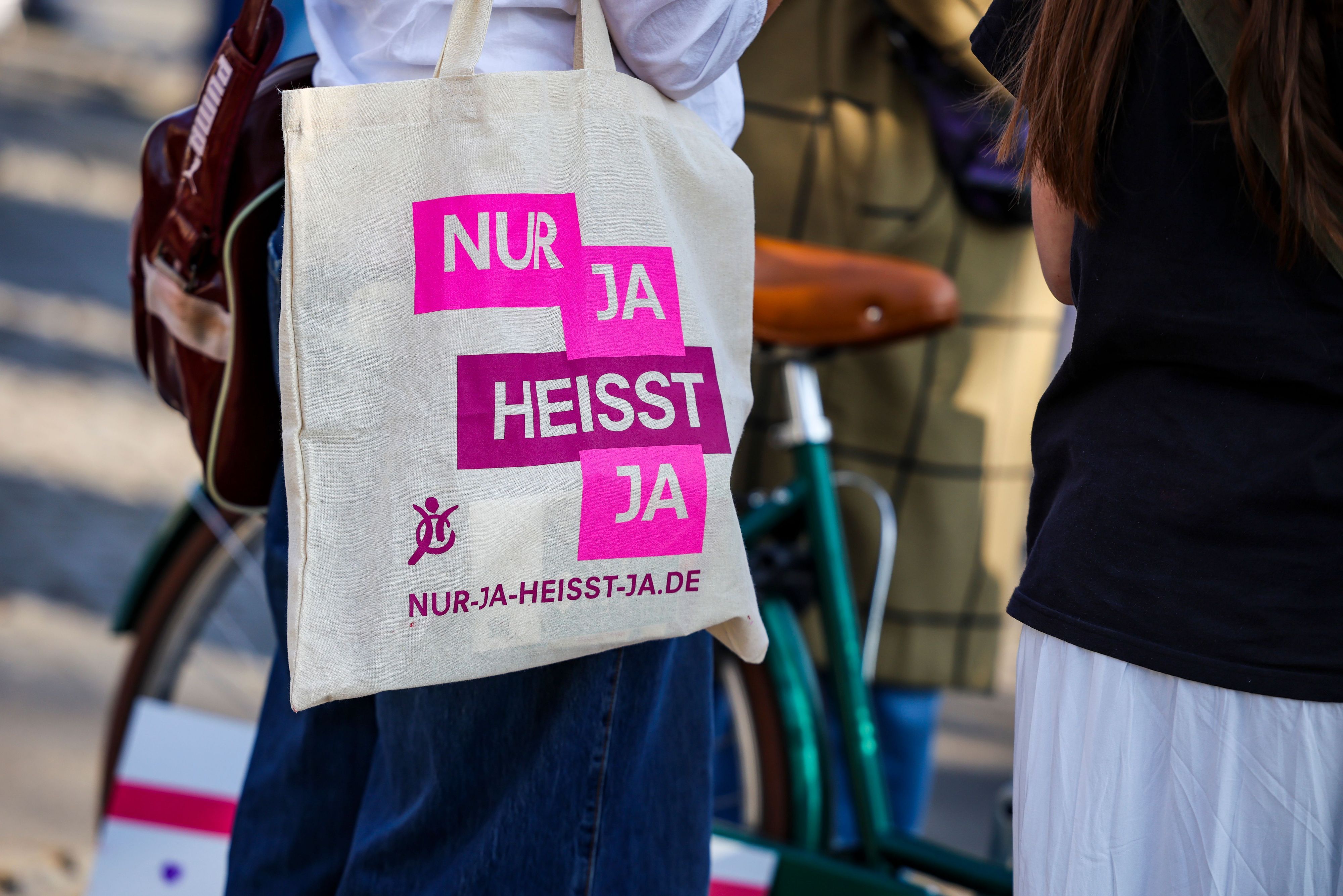 Bei einer Demo in Köln zum Internationalen Frauentag trägt eine Teilnehmerin eine Stofftasche mit der Aufschrift „Nur Ja heißt Ja“. (Archivbild)