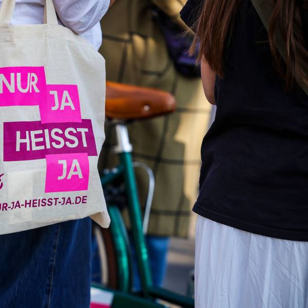 Bei einer Demo in Köln zum Internationalen Frauentag trägt eine Teilnehmerin eine Stofftasche mit der Aufschrift „Nur Ja heißt Ja“. (Archivbild)