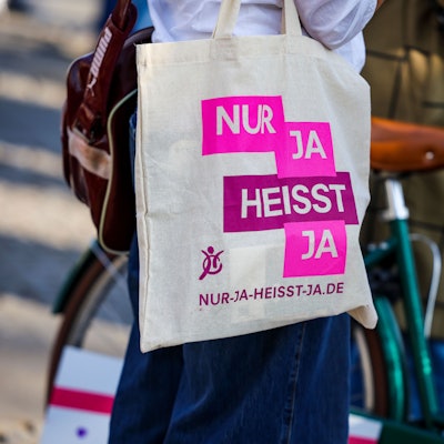 ARCHIV - 08.03.2025, Nordrhein-Westfalen, Köln: Bei einer Demo anlässlich des Internationalen Frauentages trägt eine Teilnehmerin eine Stofftasche mit der Aufschrift "Nur ja heisst ja". 67 Prozent der Deutschen würden es einer Umfrage zufolge positiv oder eher positiv bewerten, wenn jede sexuelle Handlung ohne ausdrückliche Einwilligung unter Strafe gestellt werden würde. (zu dpa: «Umfrage: Zwei Drittel für «Nur Ja heißt Ja» im Sexualstrafrecht») Foto: Christoph Reichwein/dpa +++ dpa-Bildfunk +++