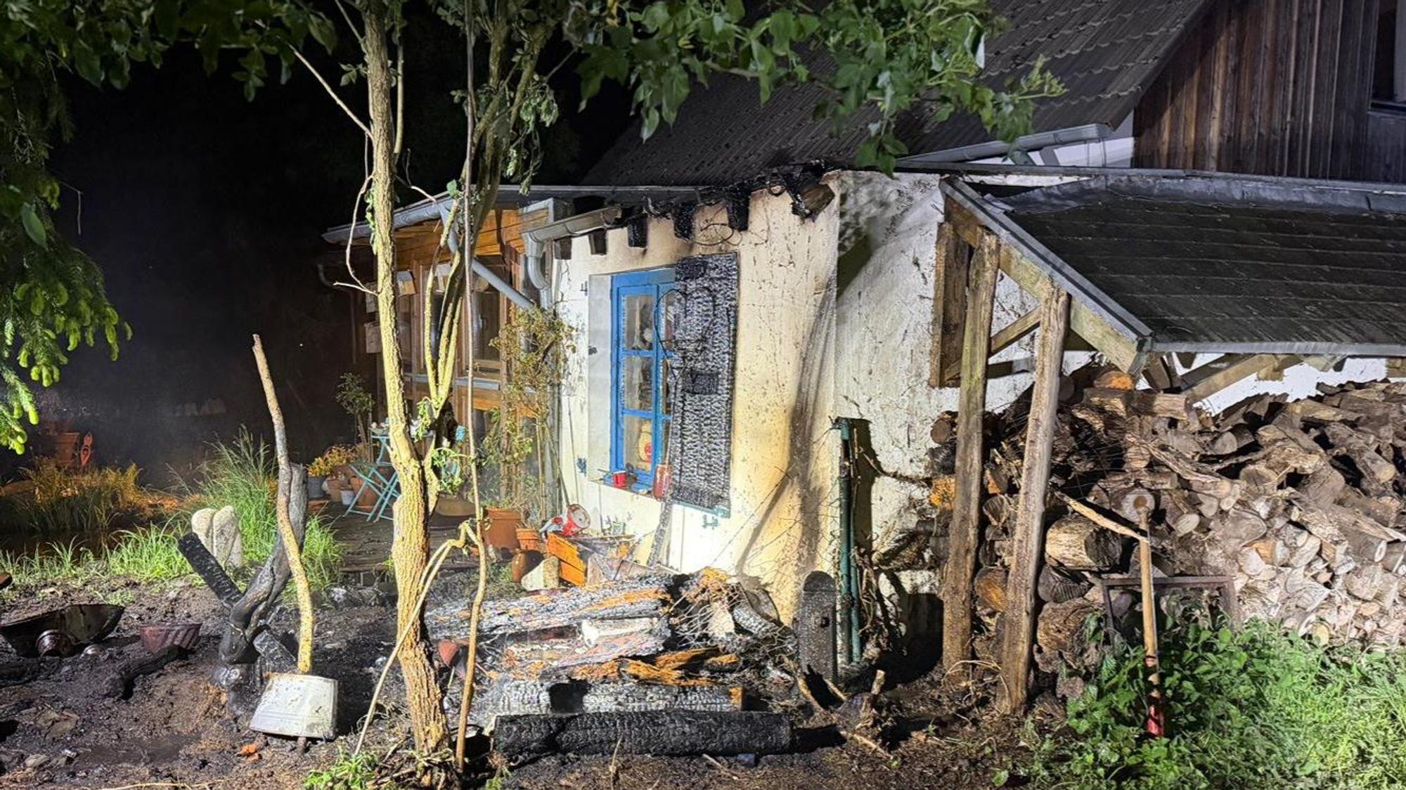 Teile der Garage wurden in Mitleidenschaft gezogen.