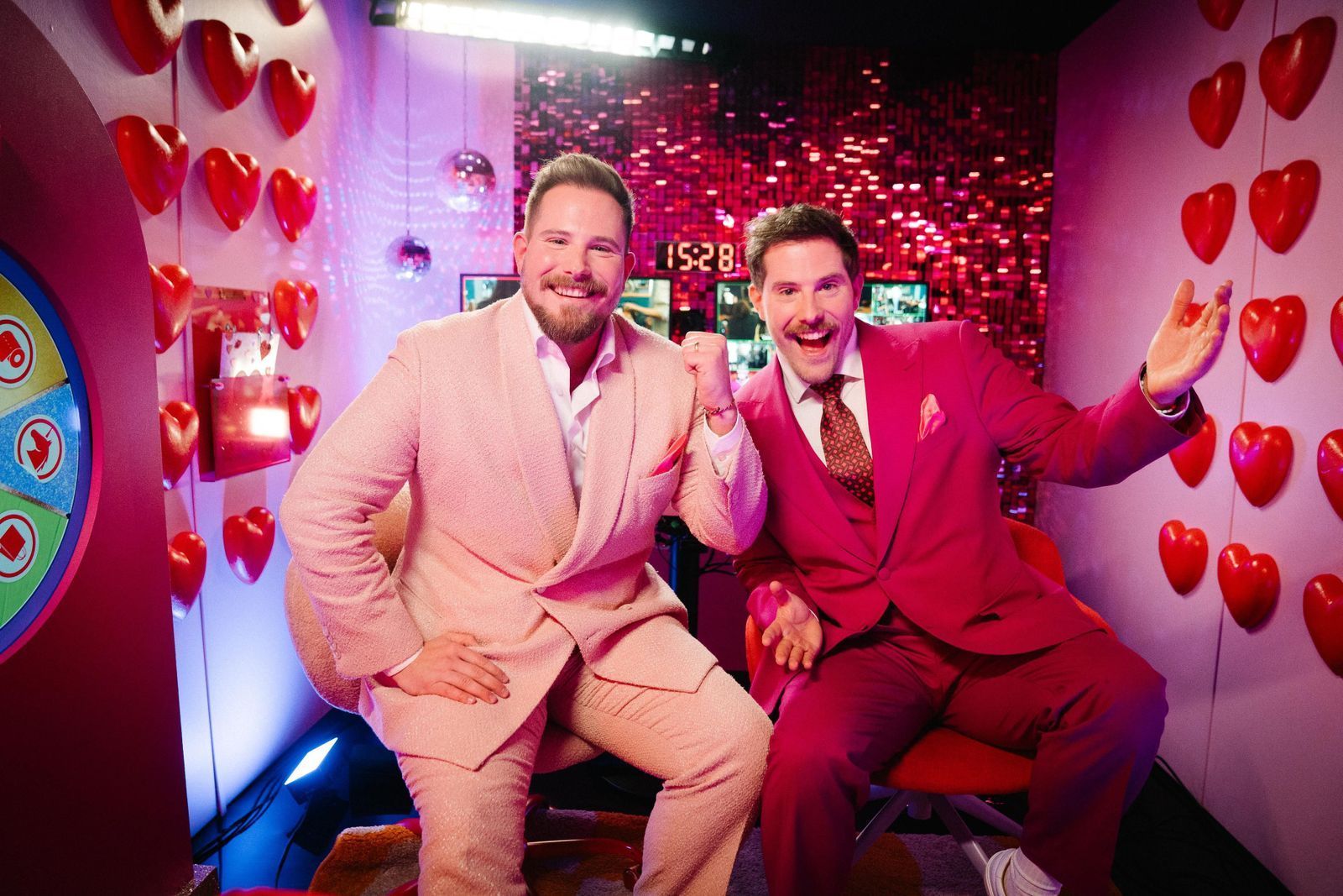 Dennis (rechts) und Benni Wolter begannen ihre Karriere auf YouTube. Jetzt sorgen sie auf ProSieben und Joyn für Fremdscham. (Bild: Joyn / Felix Görgens)