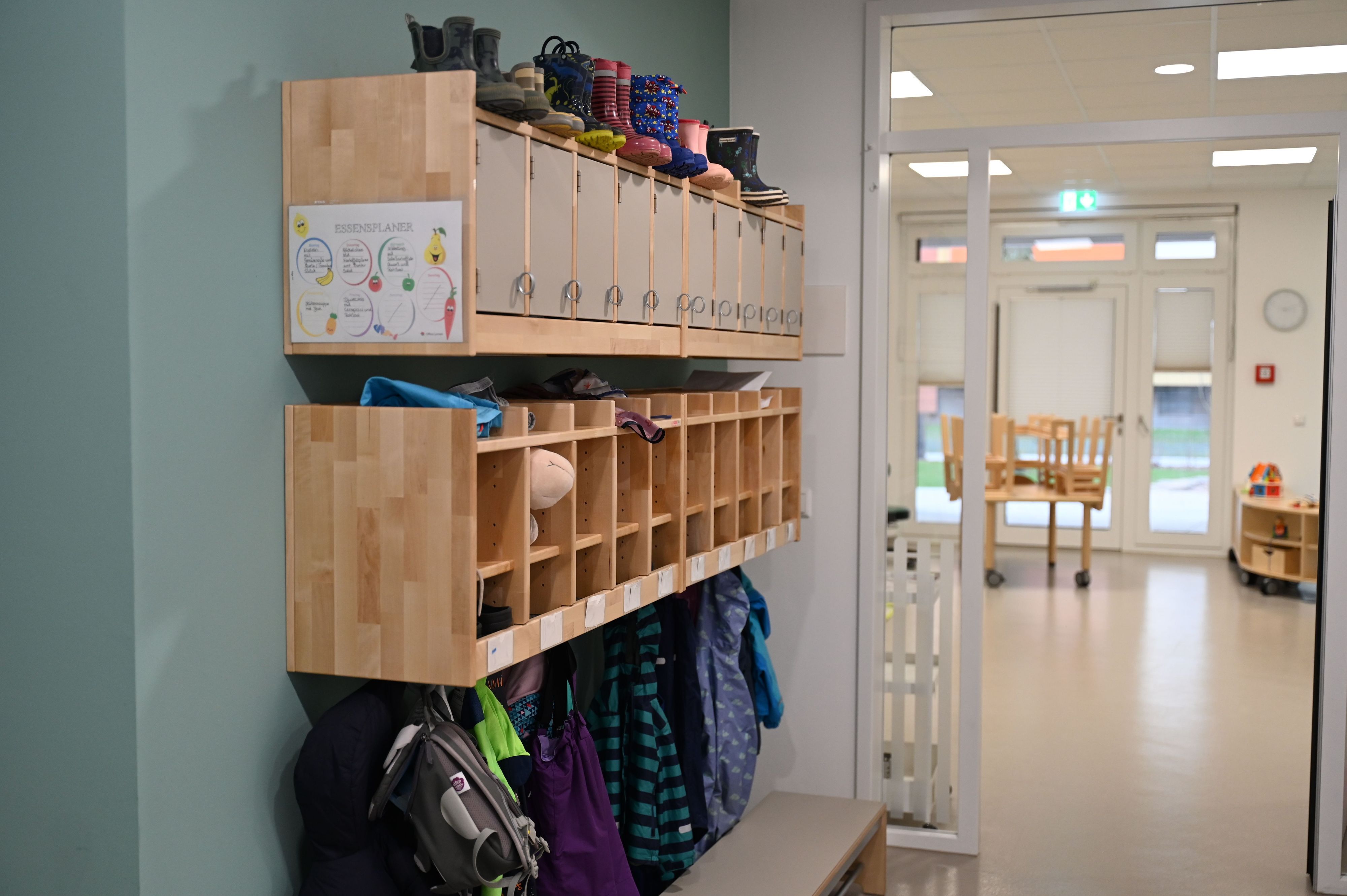 Düsseldorf: Jacken hängen an der Garderobe einer Kindertagesstätte.