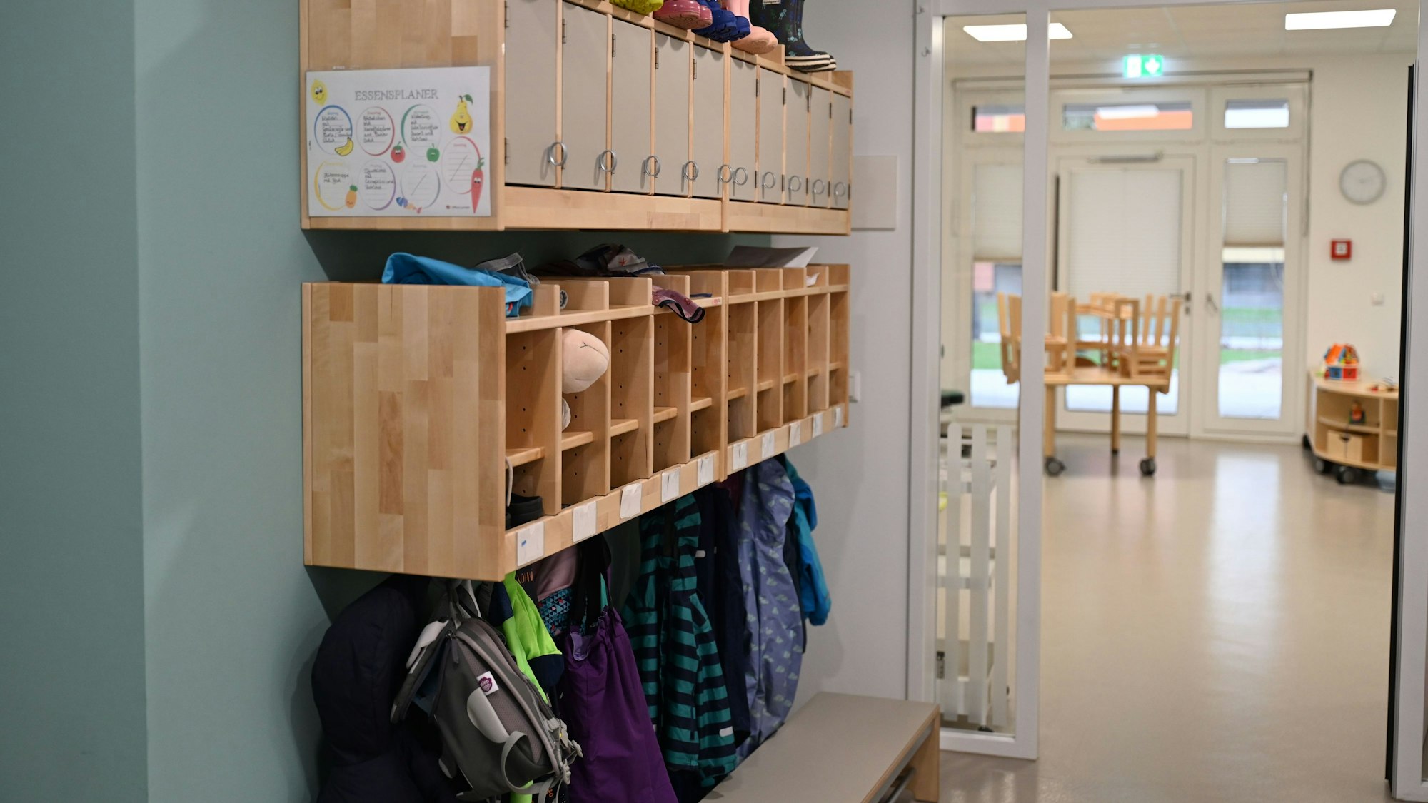 Düsseldorf: Jacken hängen an der Garderobe einer Kindertagesstätte.