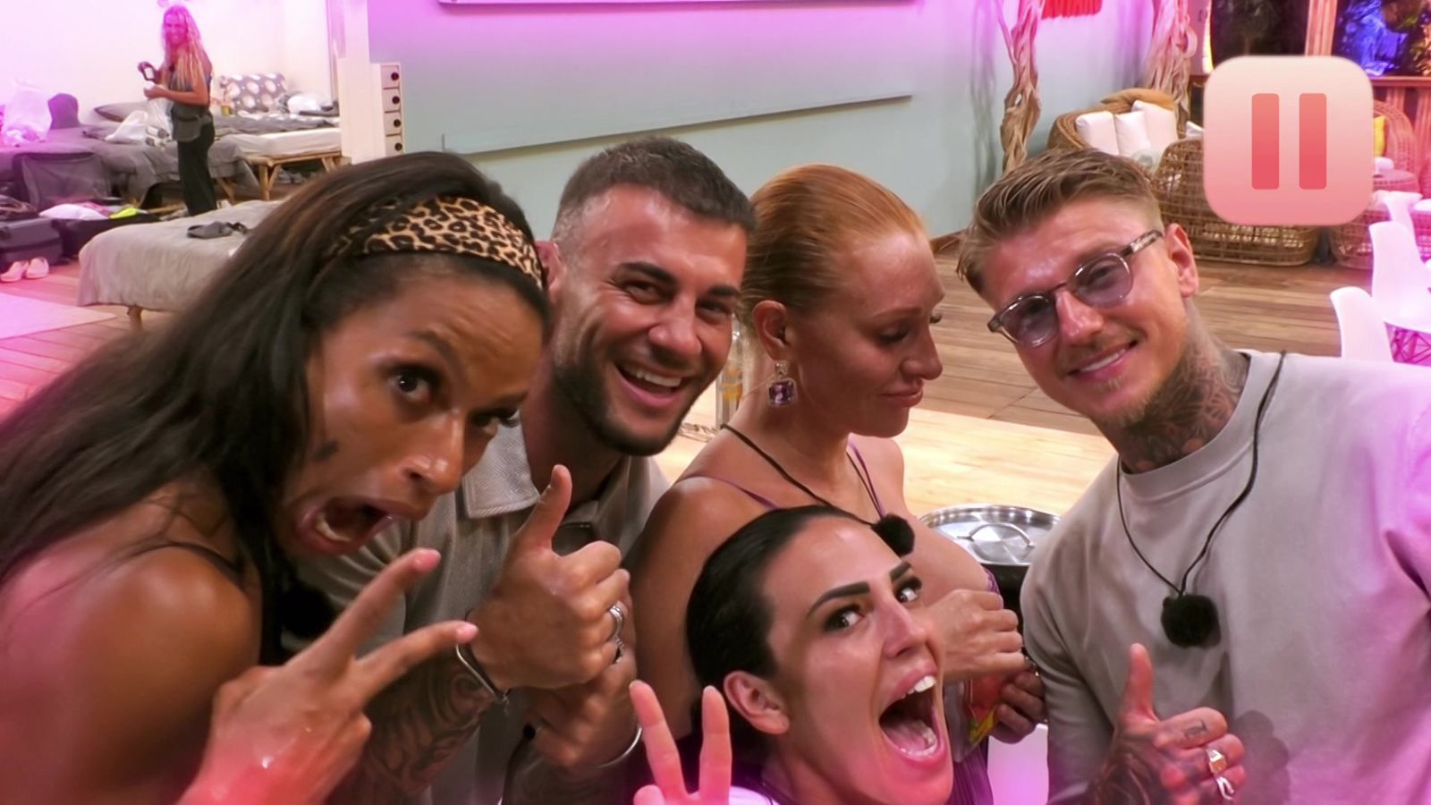 Georgina grollte, aber die anderen fanden es klasse, wenn Georgina zum Schweigen verurteilt wurde. Paco Herb (rechts): „Wenn die ihre Klappe hält, ist Weihnachten, Silvester und Geburtstag zusammen.“ (Bild: RTLZWEI)