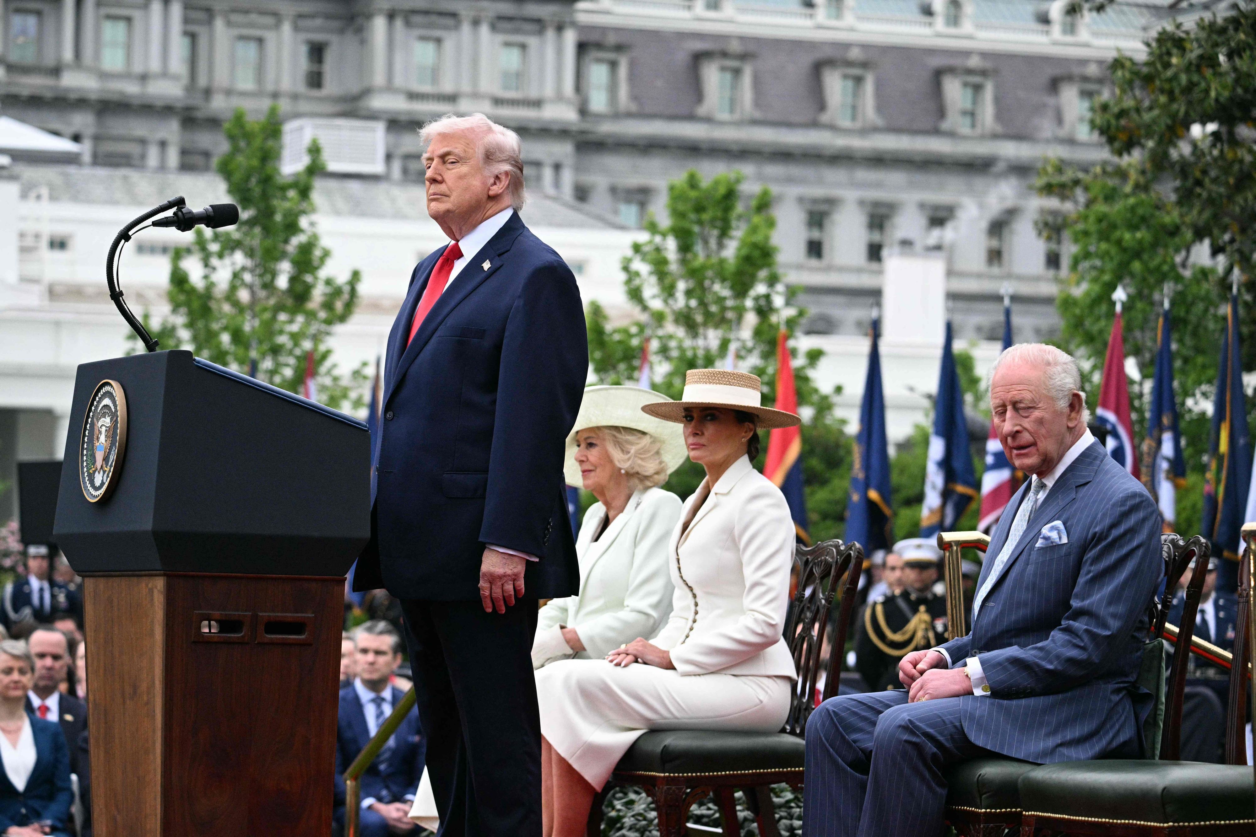 Donald Trump spricht, Charles III. reagiert mit kühler Miene – und überspielt den peinlichen Moment beim Staatsbesuch in Washington mit diplomatischer Gelassenheit.