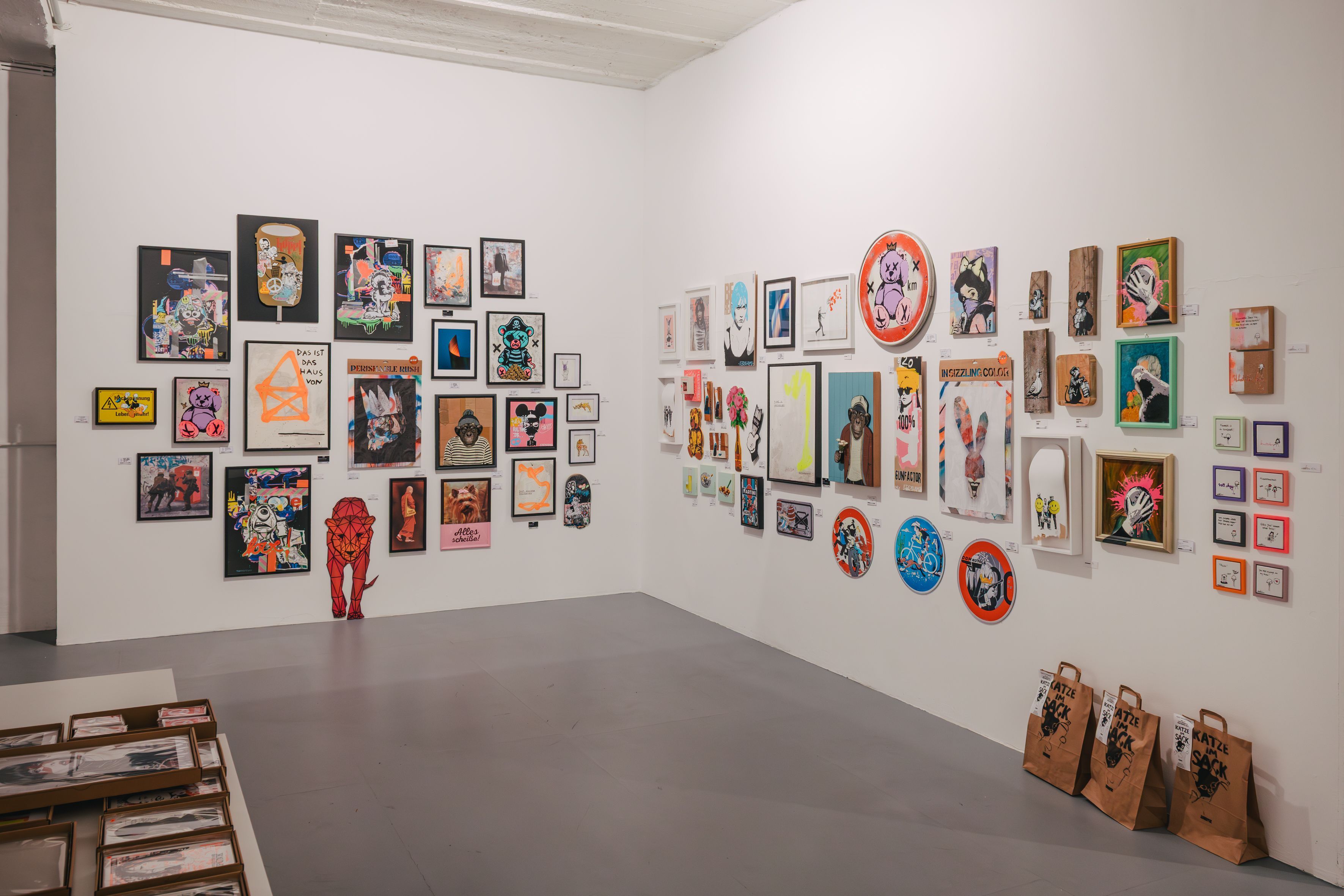 Kunstwerke des Künstlers „Cuts and Pieces“ bei der Urban Wildcard Art im November 2025.