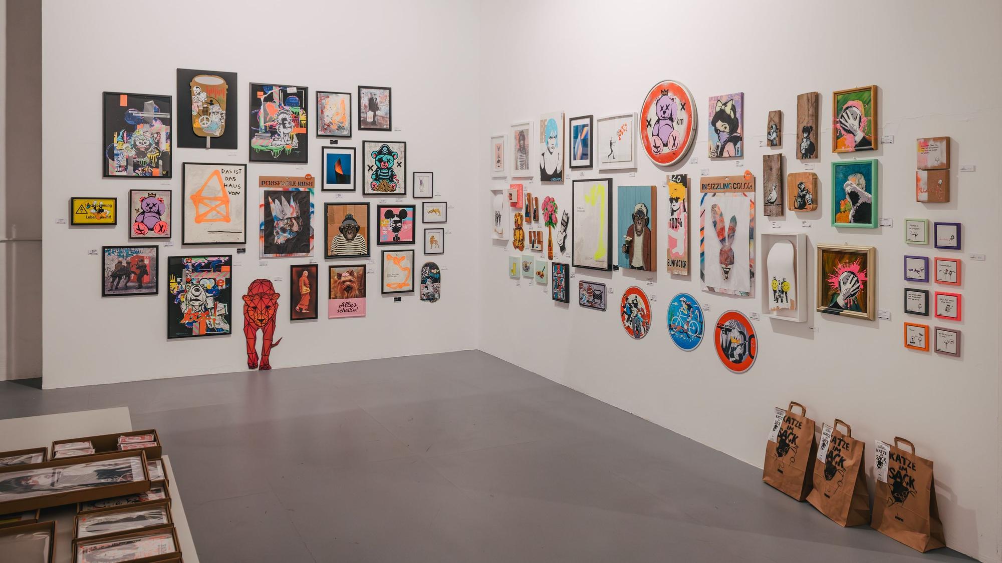 Kunstwerke des Künstlers „Cuts and Pieces“ bei der Urban Wildcard Art im November 2025.