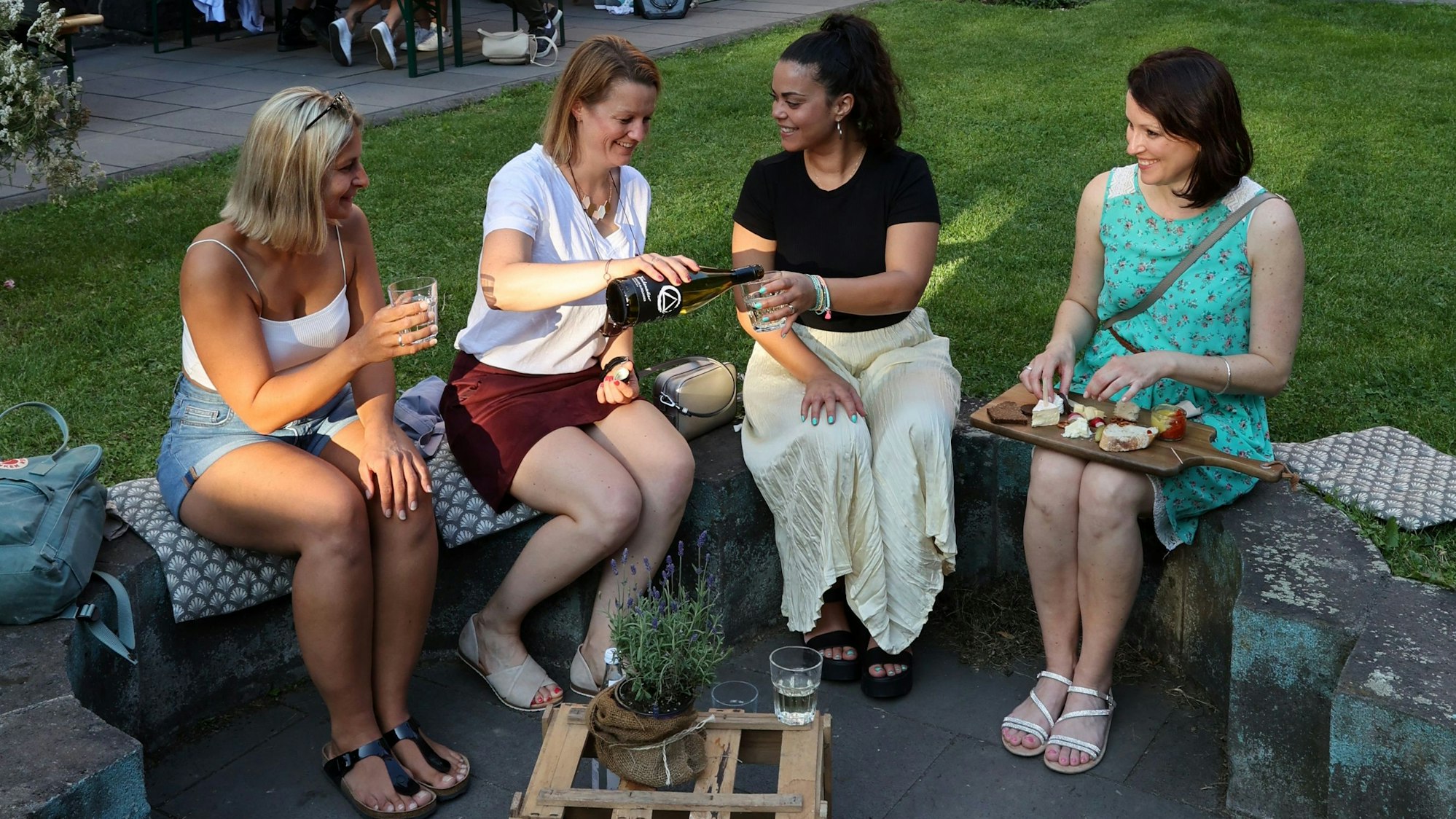 Vier Frauen im Weingarten zugunsten in der alten Klosteranlage der Kartäuserkirche.