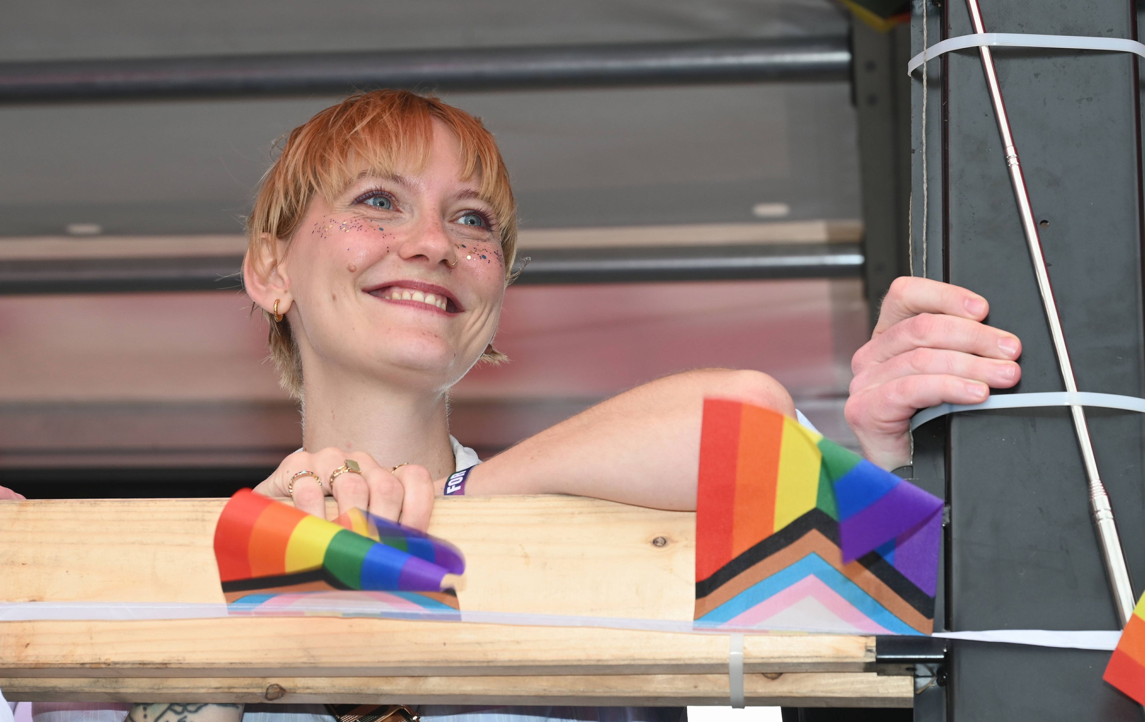 Sophie Koch, Queerbeauftragte der Bundesregierung, als Teilnehmerin des CSD in Köln im vergangenen Juli. (Archivbild)