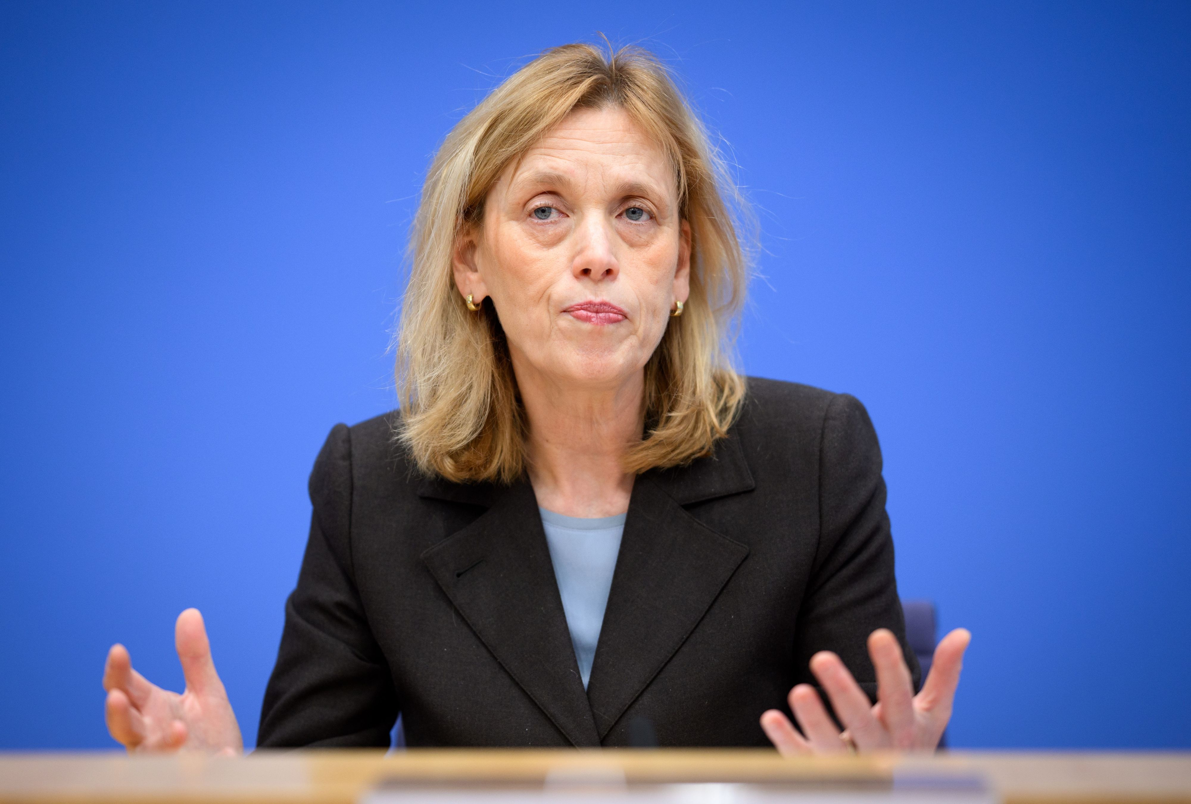 Karin Prien, Bundesministerin für Bildung, Familie, Senioren, Frauen und Jugend, bekommt nach Äußerungen über „Identitätspolitik“ Gegenwind. (Archivbild)