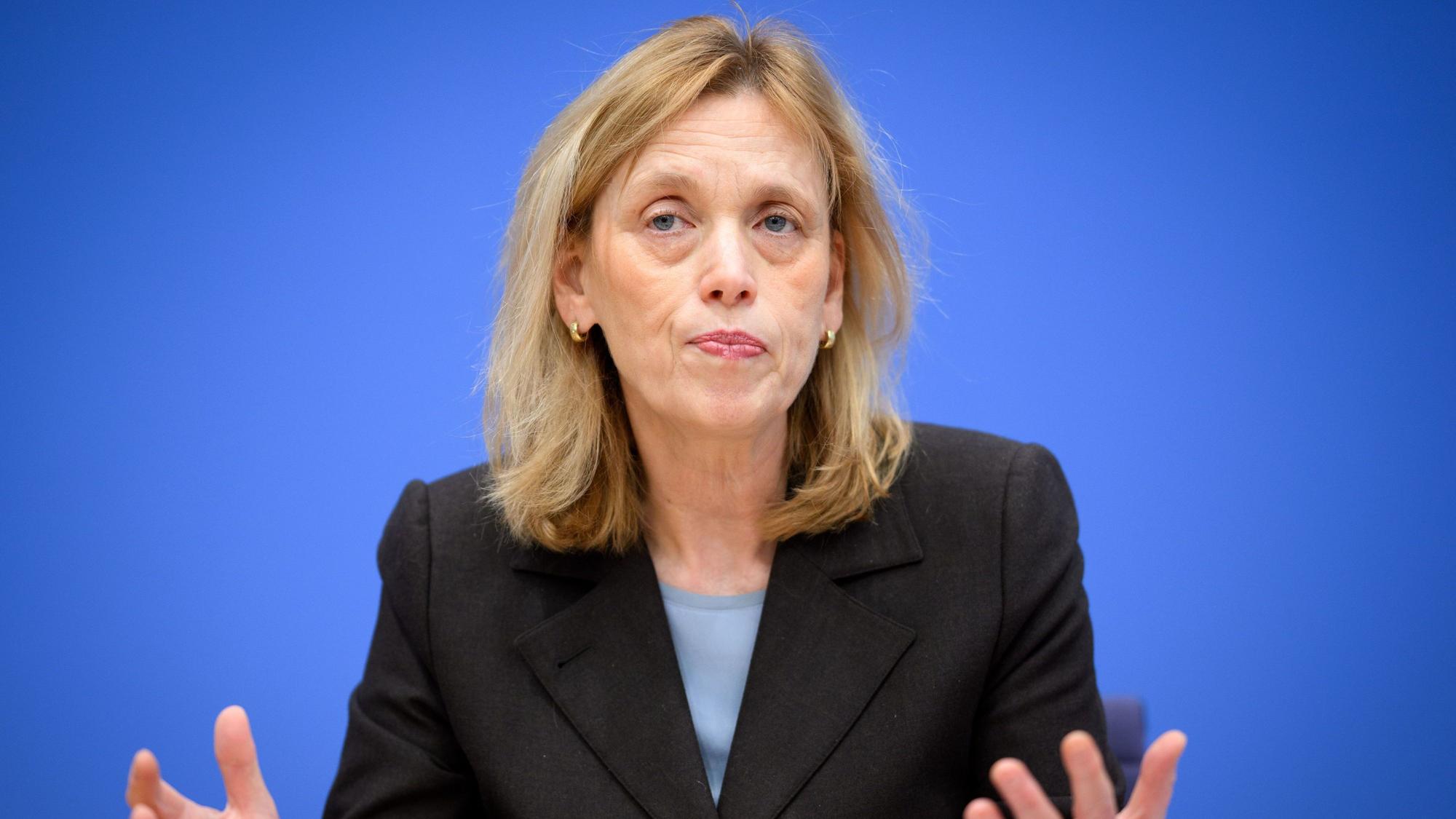 Karin Prien, Bundesministerin für Bildung, Familie, Senioren, Frauen und Jugend, bekommt nach Äußerungen über „Identitätspolitik“ Gegenwind. (Archivbild)