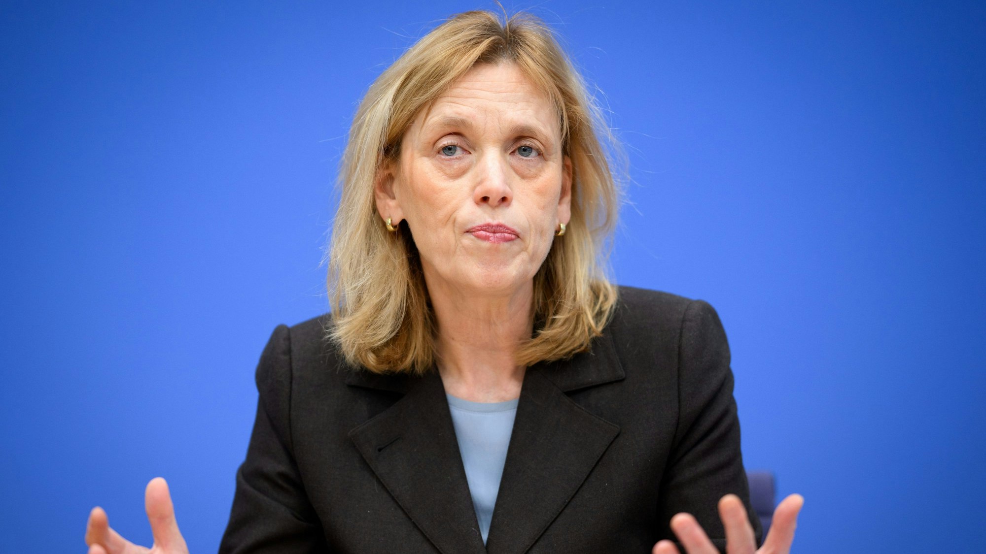 Karin Prien, Bundesministerin für Bildung, Familie, Senioren, Frauen und Jugend, bekommt nach Äußerungen über „Identitätspolitik“ Gegenwind. (Archivbild)