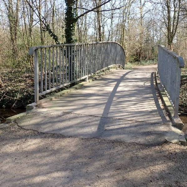 Das Bild zeigt die Betonbrücke, die über den Verbindungsarm „Kleine Erft/Erftflutkanal“ führt.