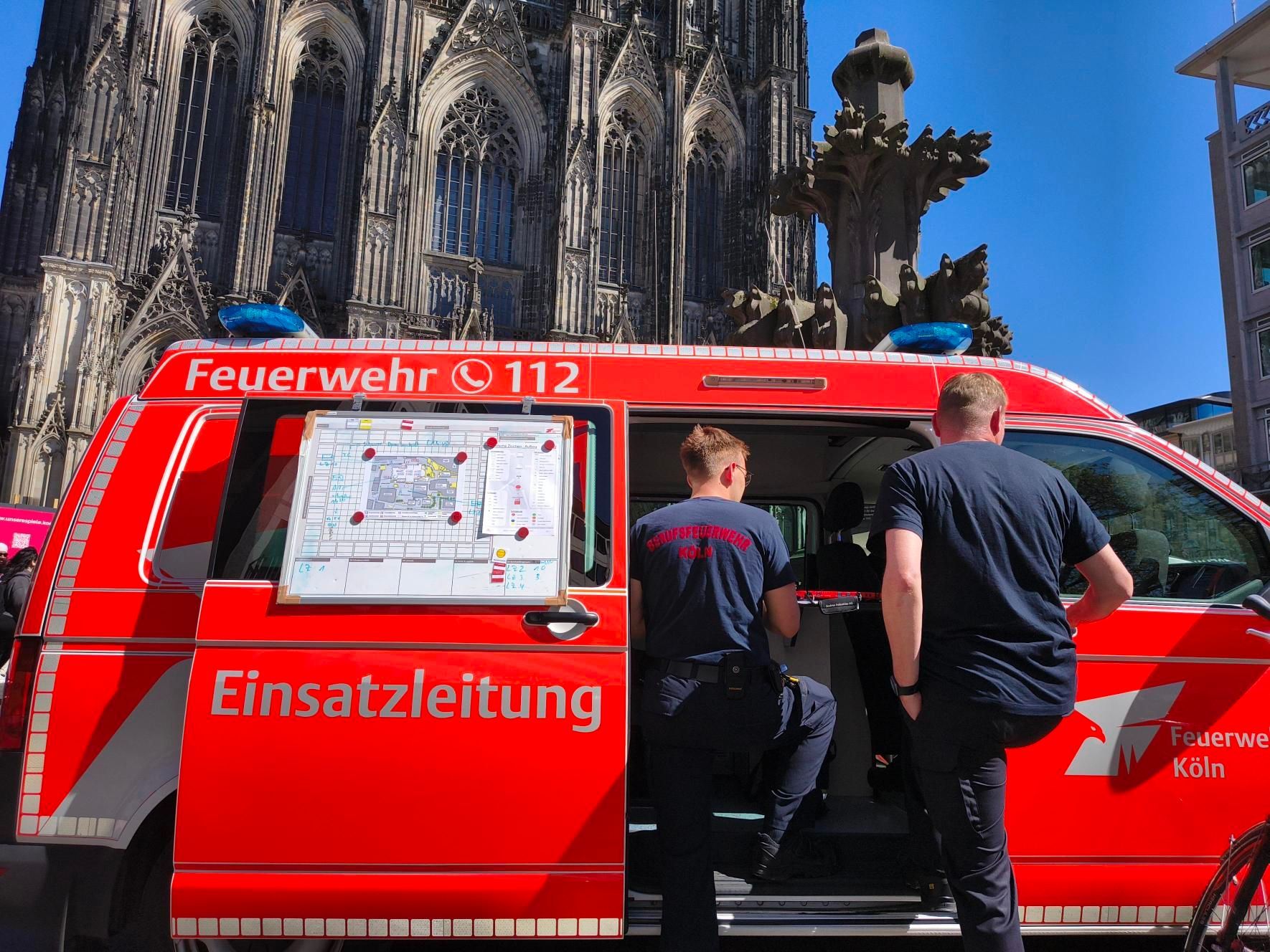 Ein Fahrzeug der Einsatzleitung der Kölner Feuerwehr steht vor dem Kölner Dom.