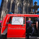 Ein Fahrzeug der Einsatzleitung der Kölner Feuerwehr steht vor dem Kölner Dom.