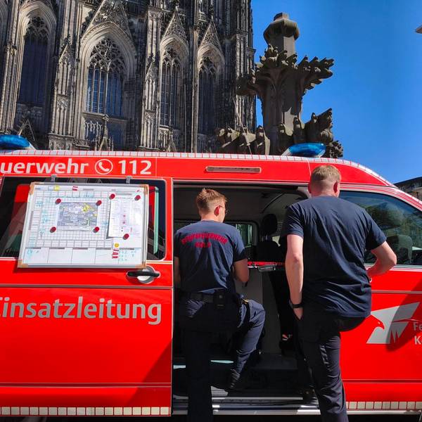 Ein Fahrzeug der Einsatzleitung der Kölner Feuerwehr steht vor dem Kölner Dom.