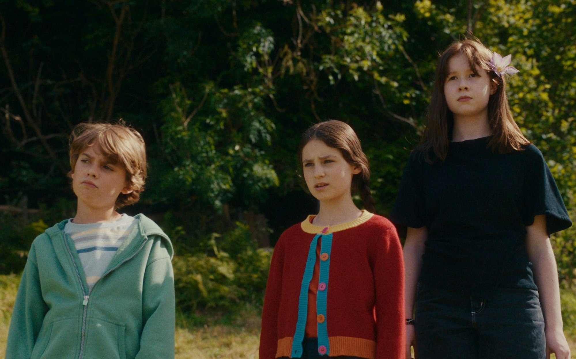 Joe (Phoenix Laroche), Fran (Billie Gadsdon, Mitte) und Beth (Delilah Bennett-Cardy) finden Wälder eigentlich schrecklich langweilig. In „Der Wunderweltenbaum“ werden sie ihre Meinung aber bald ändern. (Bild: David R. Gaynes/Leonine)