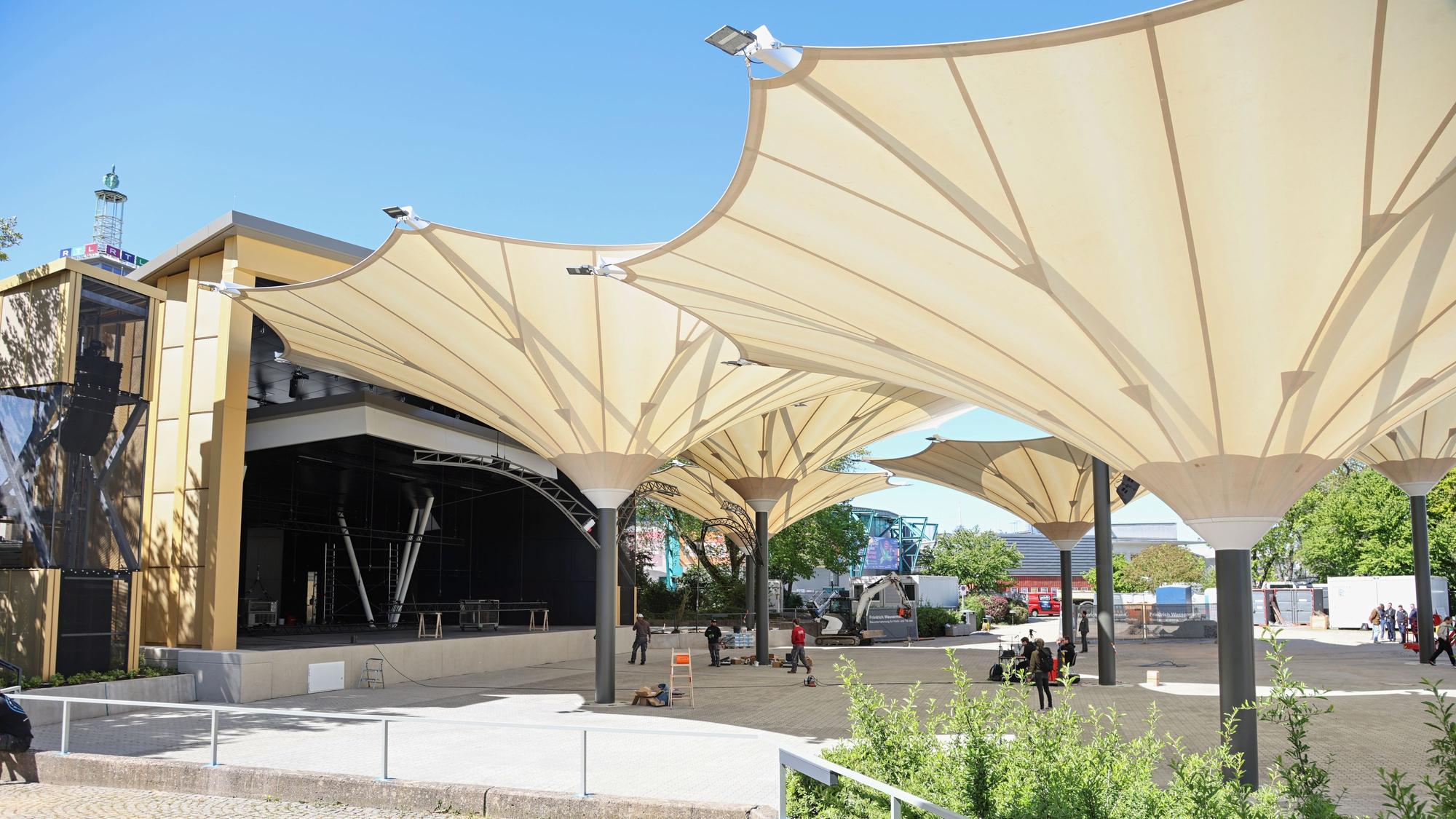 Neue Schirme im alten Look und neue Bühne im Tanzbrunnen.