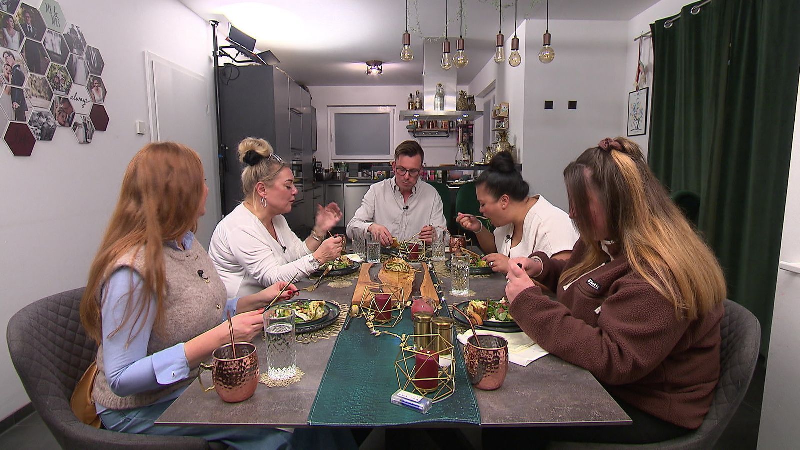 An Tag 3 trifft sich die Potsdamer „Dinner“-Runde bei Konrad (34). (Bild: RTL)