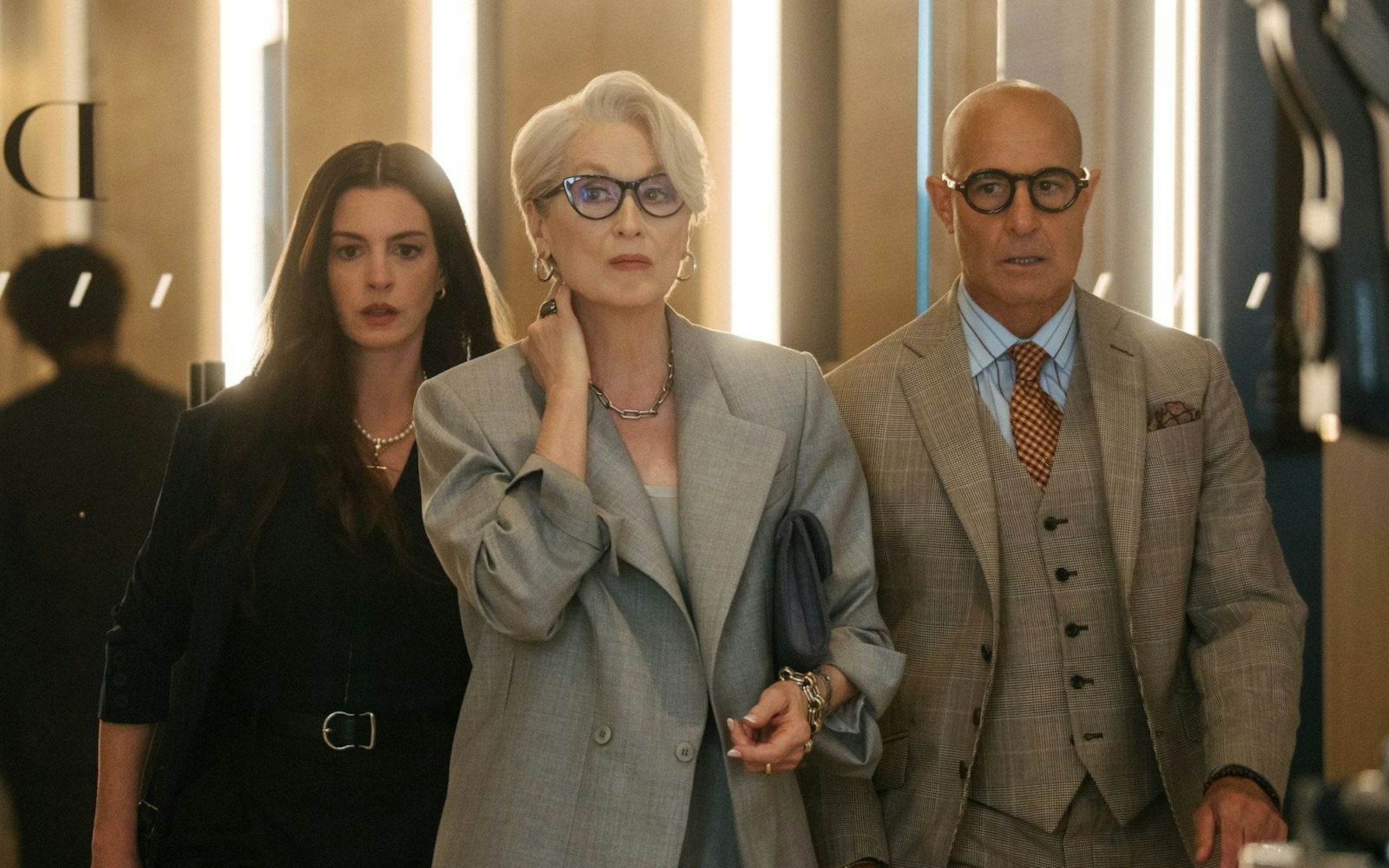 In „Der Teufel trägt Prada 2“ wirken alle Stars mit, die auch schon vor 20 Jahren im Vorgängerfilm zu sehen waren. Im Bild, von links: Anne Hathaway, Meryl Streep und Stanley Tucci. (Bild: Disney/20th Century Studios/Macall Polay)