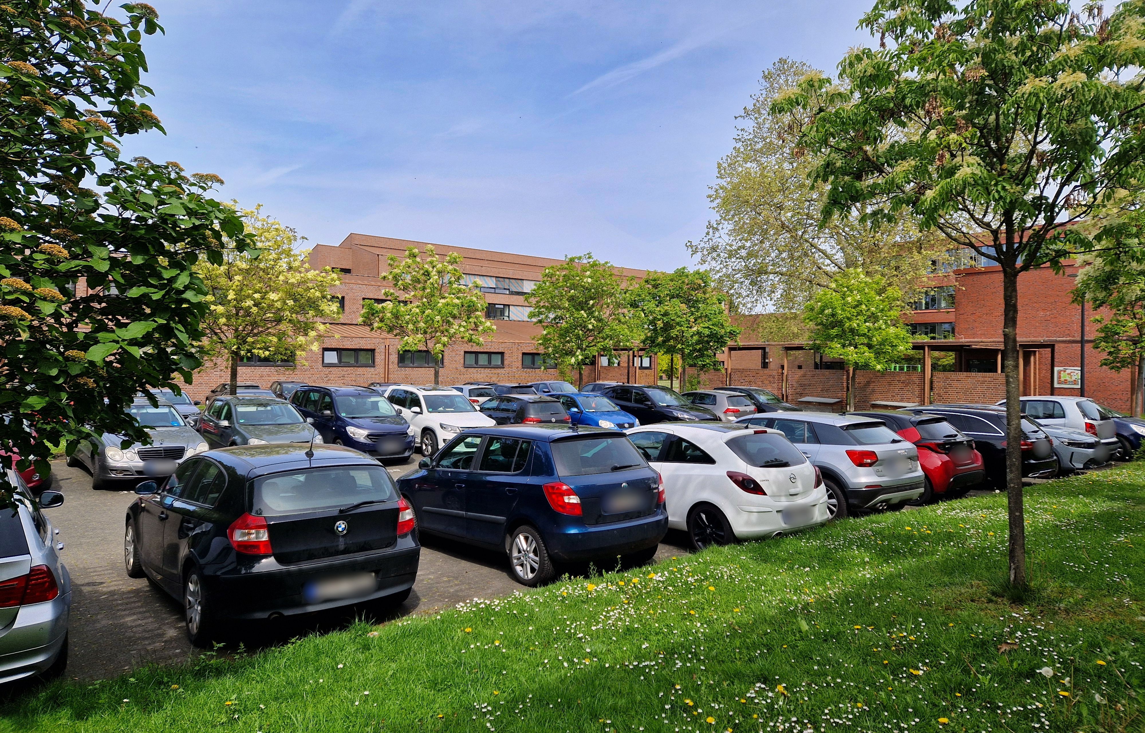 Das Alfred-Müller-Armack-Berufskolleg in Zollstock verfügt über rund 150 Parkplätze – die auch in den Abendstunden und samstags von der Einrichtung benötigt werden.