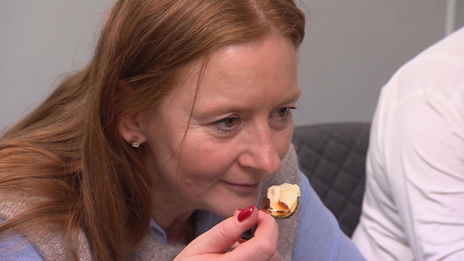 Anna (45) ist begeistert von Konrads hausgemachtem Walnuss-Eis mit Ahornsirup. (Bild: RTL)