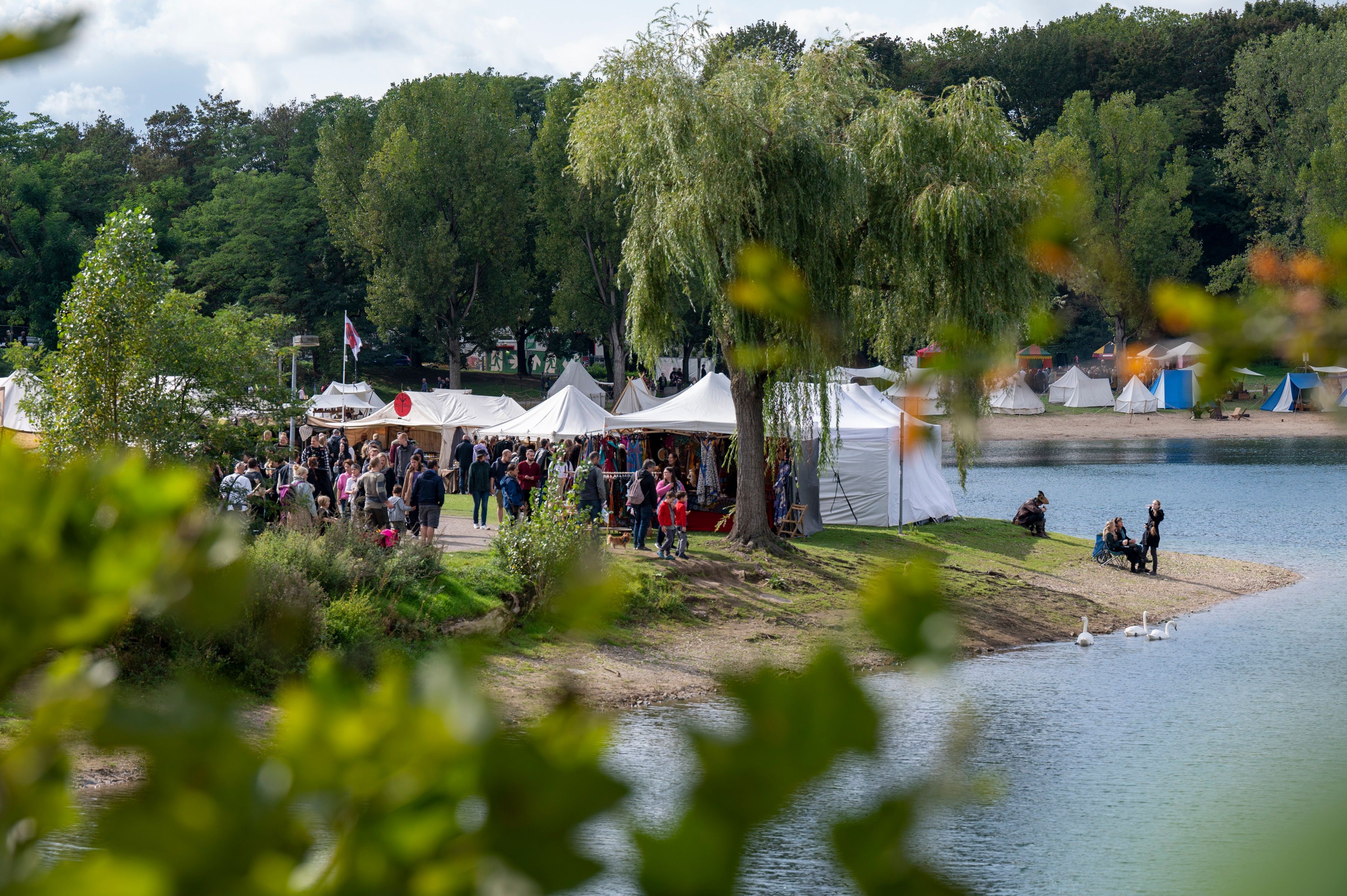 Stände beim Mittelaltermarkt „Mittelalterliches Spectaculum“ am Fühlinger See. Darsteller und Mitwirkenden des Mittelalterfestivals sind historisch gekleidet. Foto: Uwe Weiser