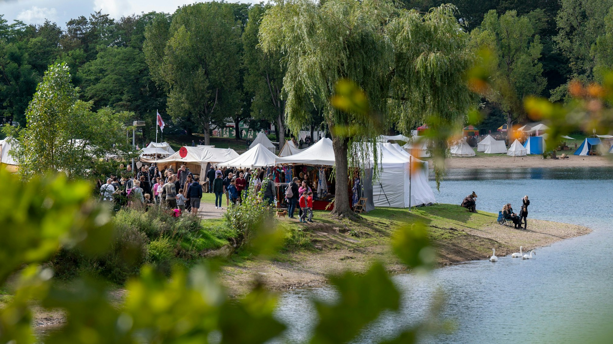 Stände beim Mittelaltermarkt „Mittelalterliches Spectaculum“ am Fühlinger See. Darsteller und Mitwirkenden des Mittelalterfestivals sind historisch gekleidet. Foto: Uwe Weiser