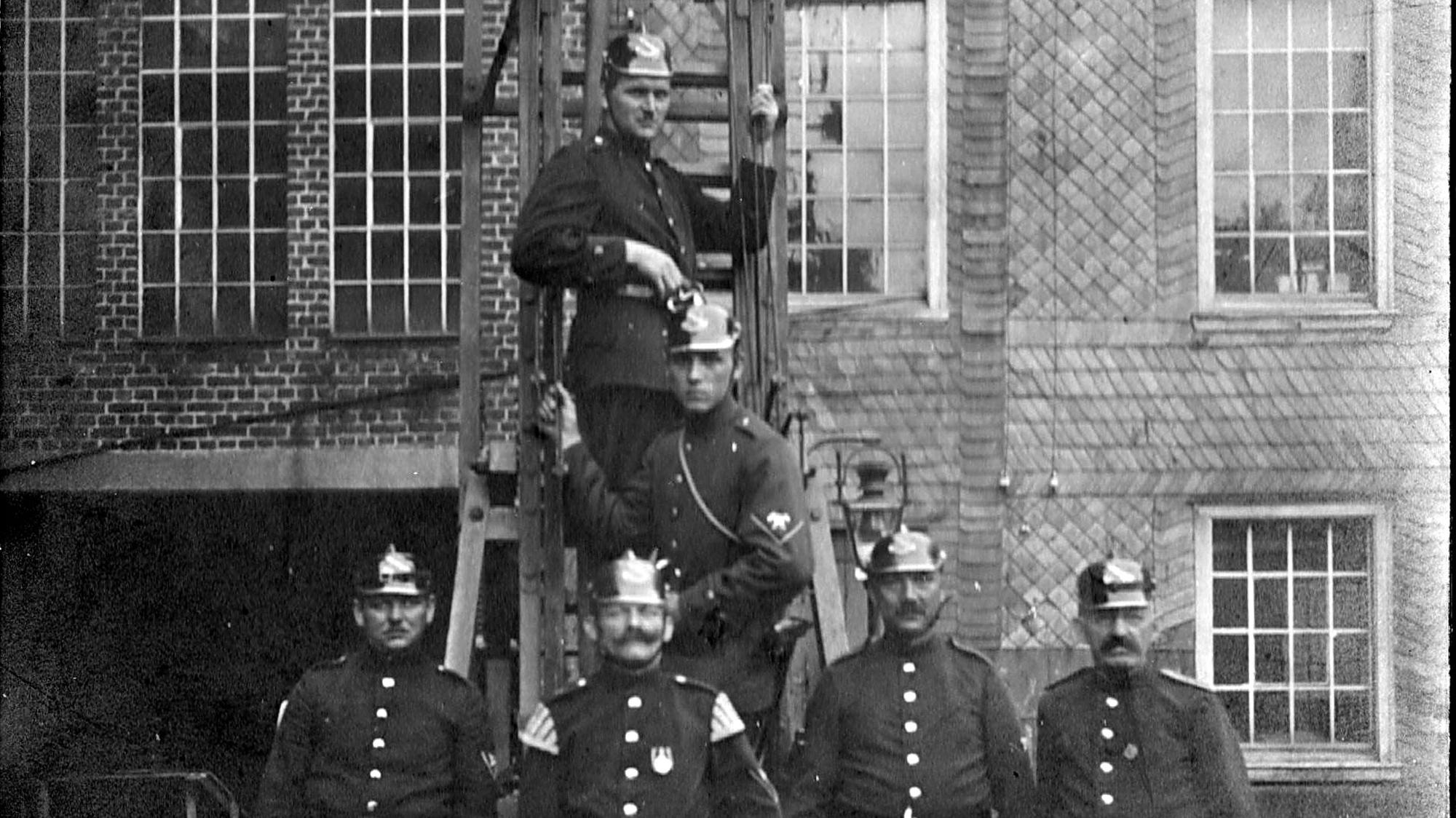 Mit fahrbarer Leiter im Jahr 1928.