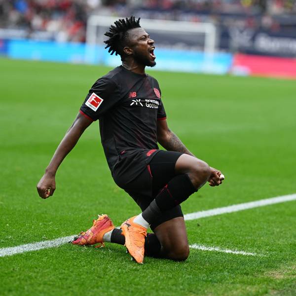 Edmond Tapsoba jubelt im Trikot von Bayer Leverkusen.