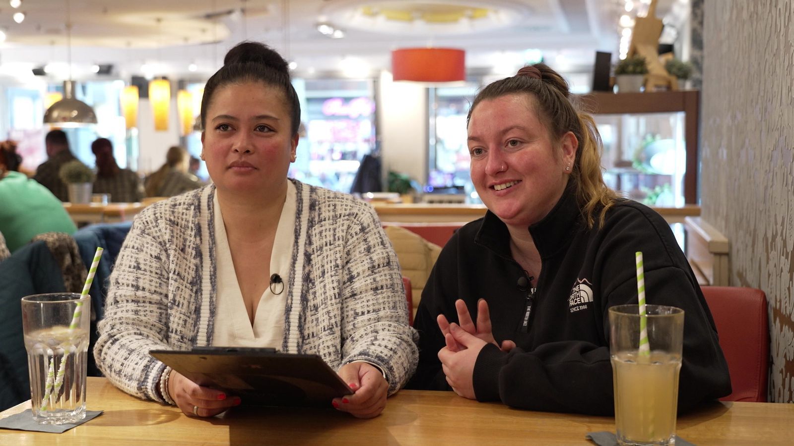 Pauline (l.) und Sassi freuen sich auf das Dinner bei Konrad. (Bild: RTL)