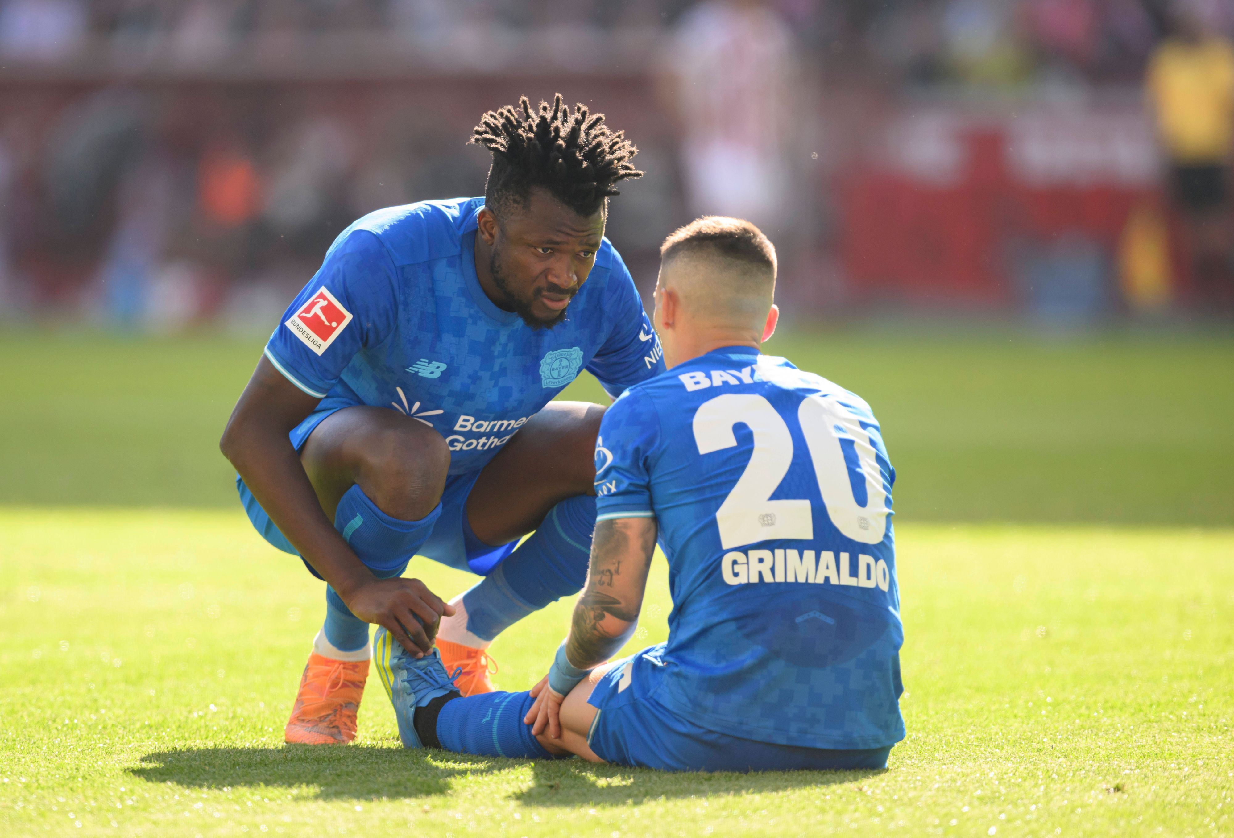 Alex Grimaldo Bayer Leverkusen sitzt am Boden, Edmond Tapsoba Bayer Leverkusen sieht nach ihm, Verletzung. Fussball 1. Bundesliga, 31.Spieltag, 1. FC Koeln - Bayer 04 Leverkusen. 1:2, am 25.04.2026 in Koeln/ Deutschland. DFL regulations prohibit any use of photographs as image sequences and/or quasi-video Â *** Alex Grimaldo Bayer Leverkusen sits on the ground, Edmond Tapsoba Bayer Leverkusen looks after him, injury Football 1 Bundesliga, Matchday 31, 1 FC Koeln Bayer 04 Leverkusen 1 2, on 25 04 2026 in Koeln Germany DFL regulations prohibit any use of photographs as image sequences and or quasi video Â