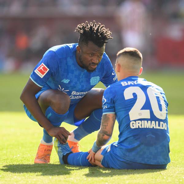 Alex Grimaldo Bayer Leverkusen sitzt am Boden, Edmond Tapsoba Bayer Leverkusen sieht nach ihm, Verletzung. Fussball 1. Bundesliga, 31.Spieltag, 1. FC Koeln - Bayer 04 Leverkusen. 1:2, am 25.04.2026 in Koeln/ Deutschland. DFL regulations prohibit any use of photographs as image sequences and/or quasi-video  *** Alex Grimaldo Bayer Leverkusen sits on the ground, Edmond Tapsoba Bayer Leverkusen looks after him, injury Football 1 Bundesliga, Matchday 31, 1 FC Koeln Bayer 04 Leverkusen 1 2, on 25 04 2026 in Koeln Germany DFL regulations prohibit any use of photographs as image sequences and or quasi video Â