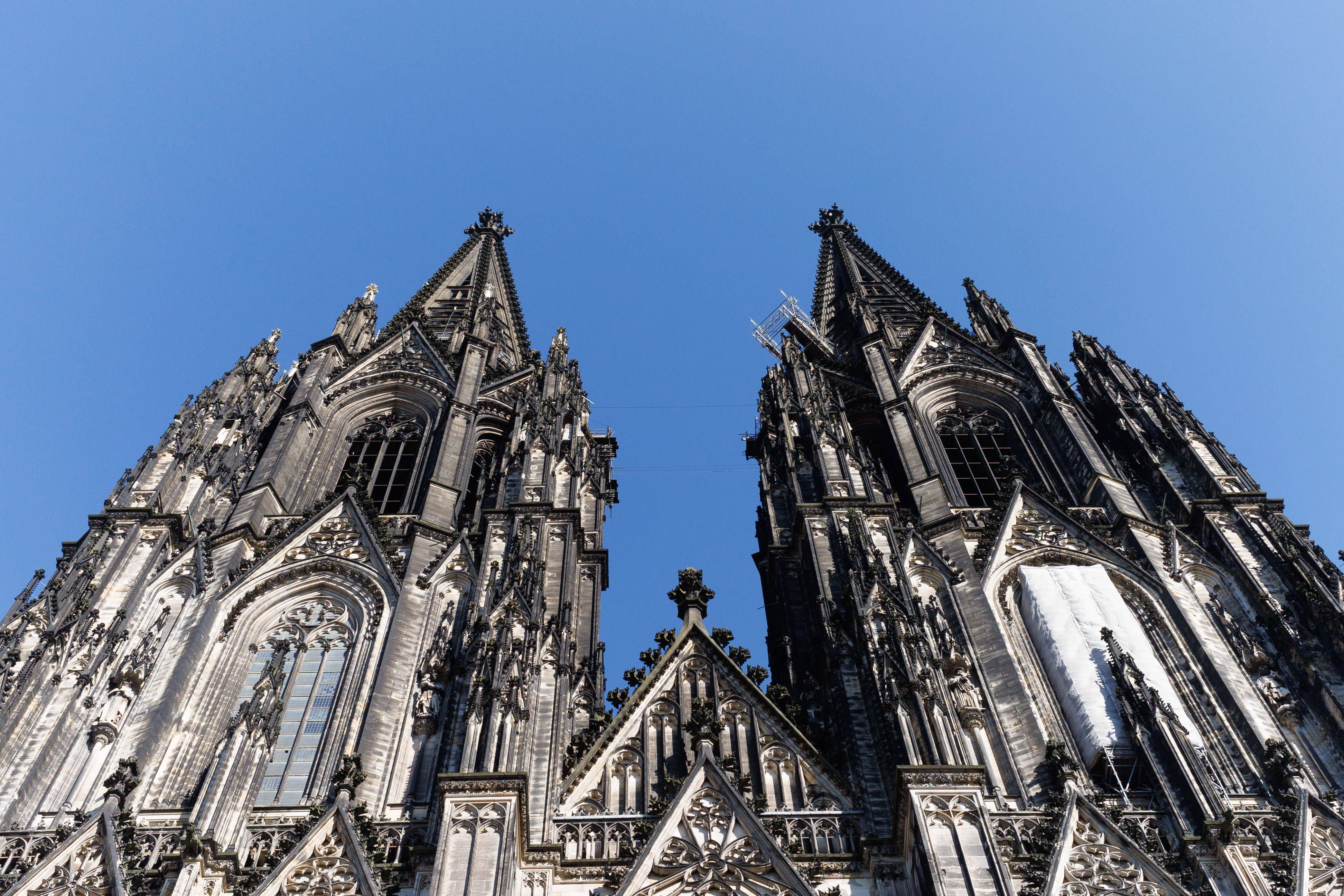 Kölner Dom bei blauem Himmel