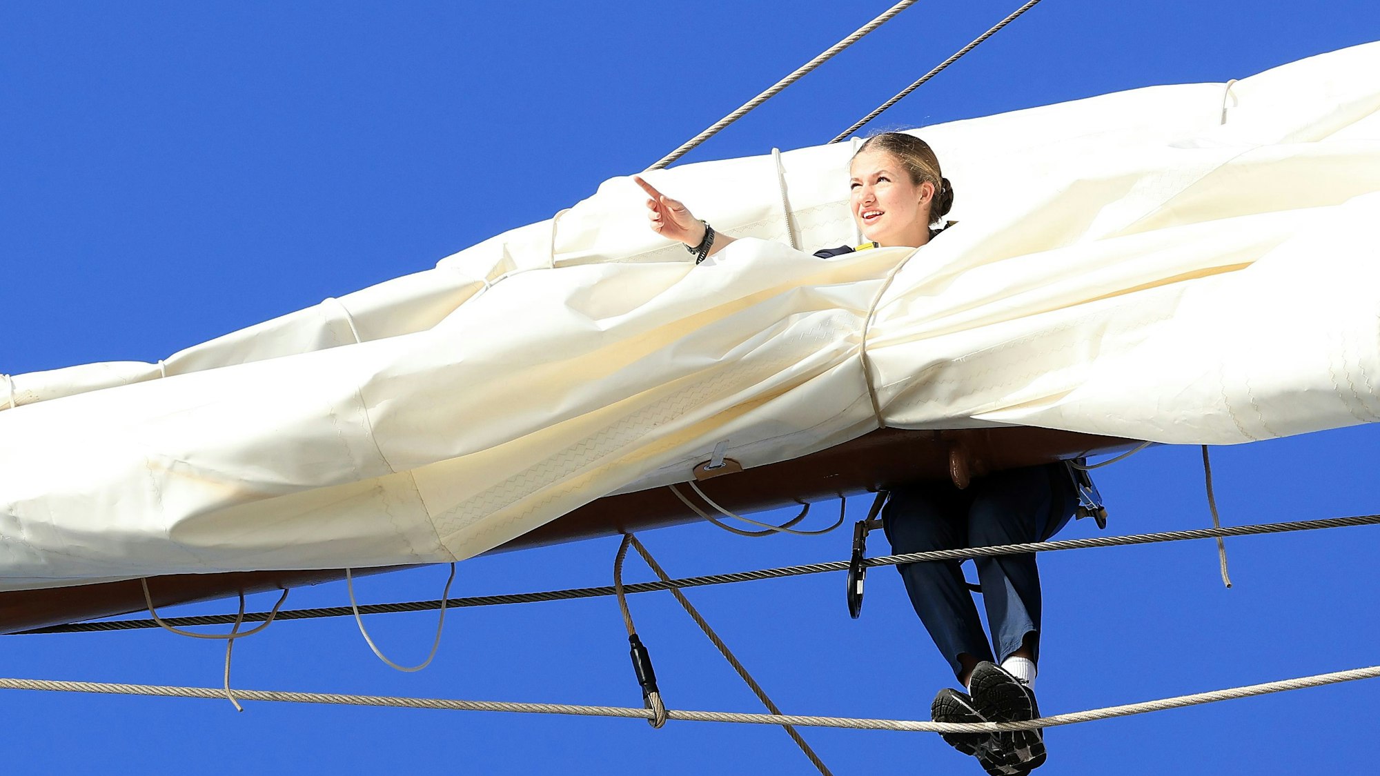 Prinzessin Leonor während eines Manövers an Bord des Segelschulschiffs der Marine Juan Sebastián Elcano.