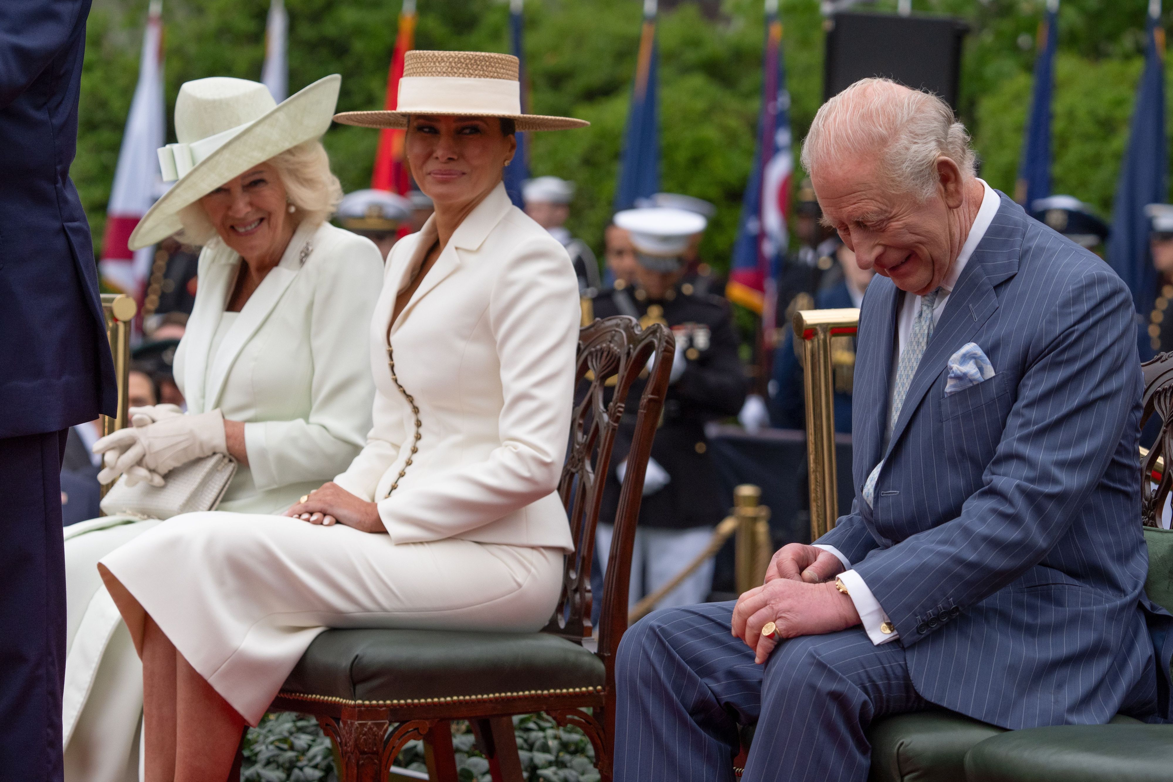 Gelegentlich konnten Charles III. und Camilla jedoch ein herzliches Lachen nicht unterdrücken.
