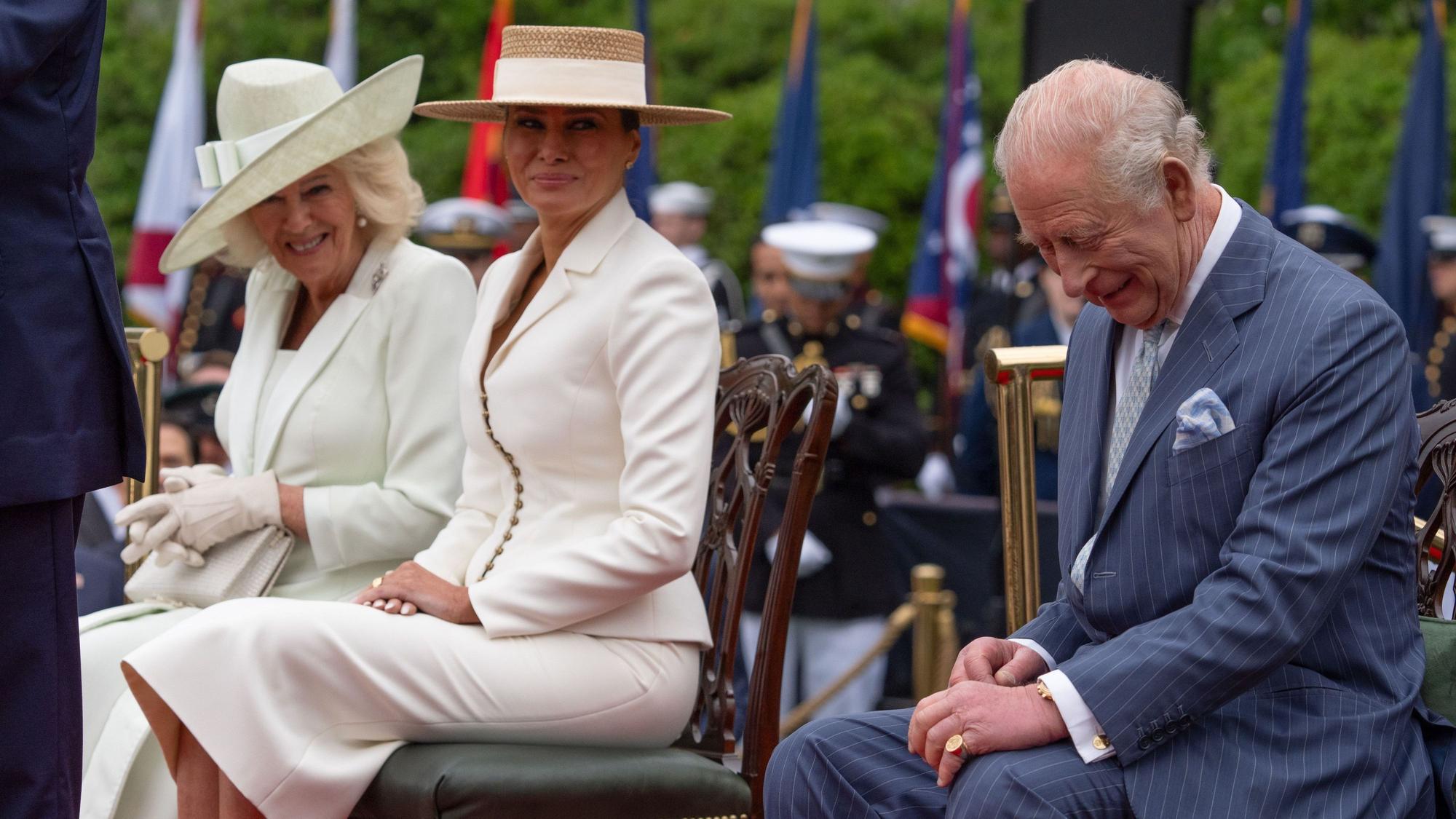 Gelegentlich konnten Charles III. und Camilla jedoch ein herzliches Lachen nicht unterdrücken.