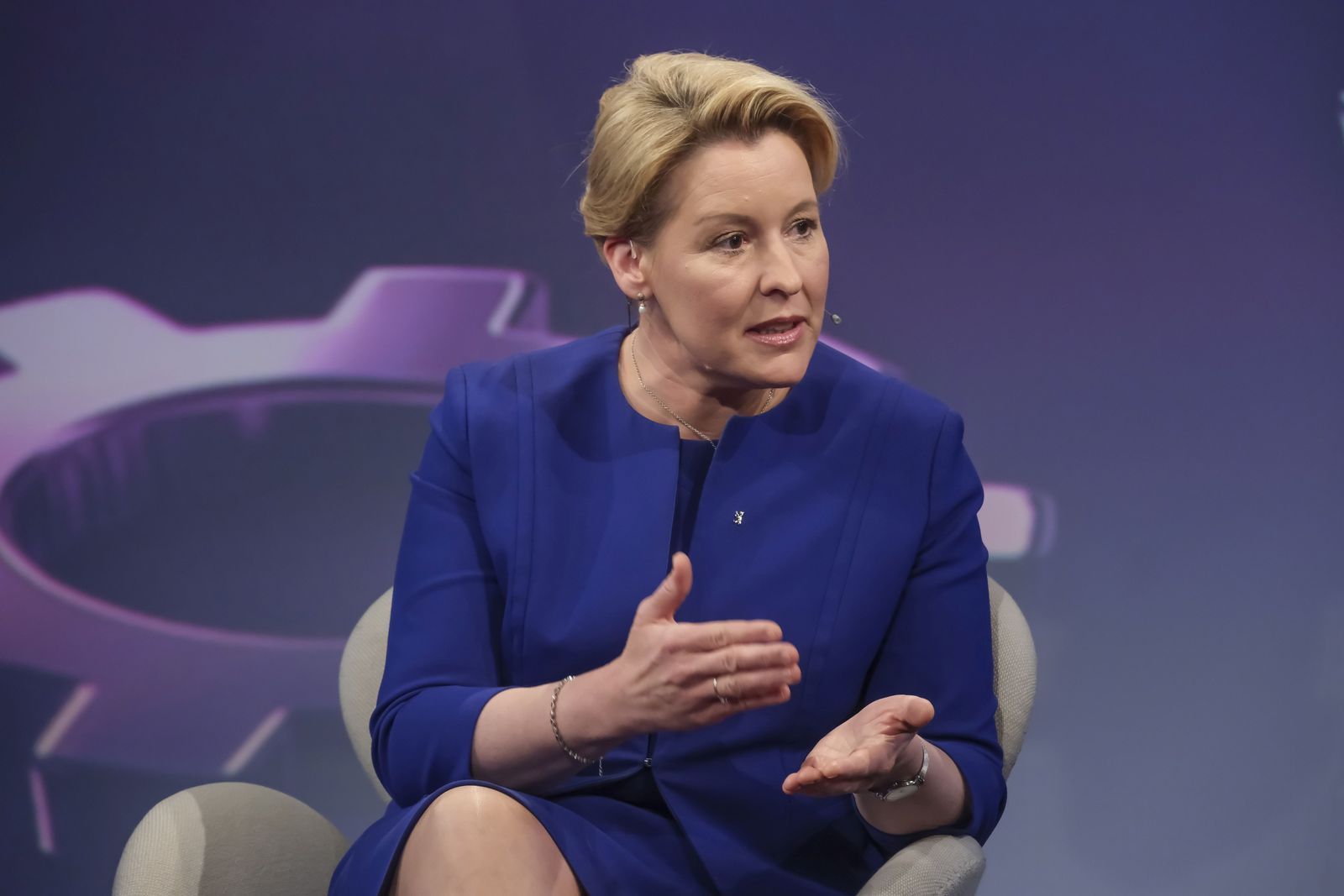 Franziska Giffey glaubt nicht dass die Steuerentlastung beim Spritpreis bei den Verbraucherinnen und Verbrauchern ankommen wird.  (Bild: WDR/Oliver Ziebe)