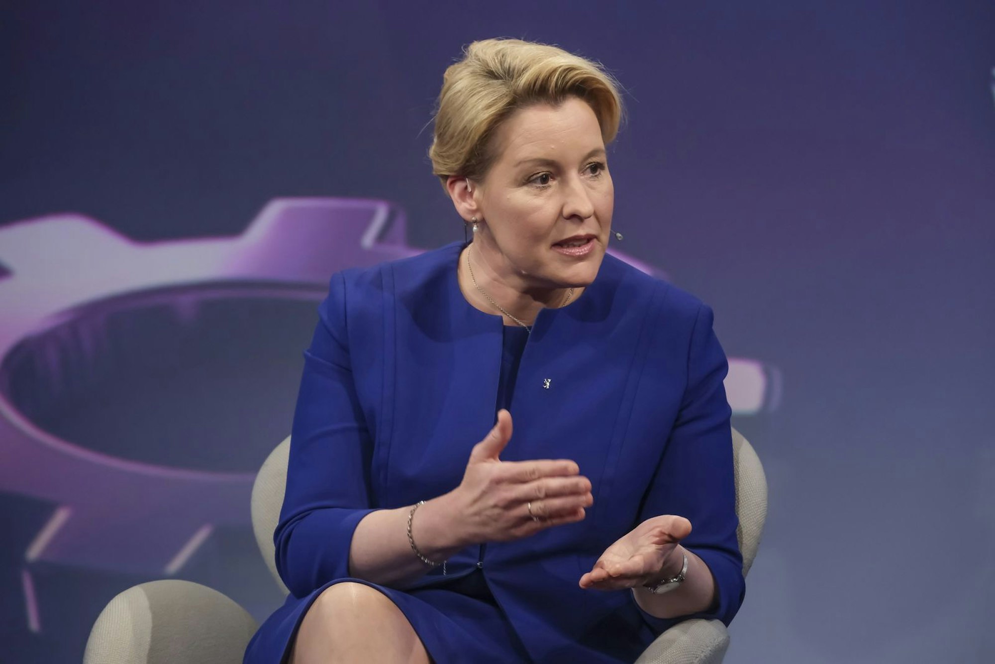 Franziska Giffey glaubt nicht dass die Steuerentlastung beim Spritpreis bei den Verbraucherinnen und Verbrauchern ankommen wird. (Bild: WDR/Oliver Ziebe)