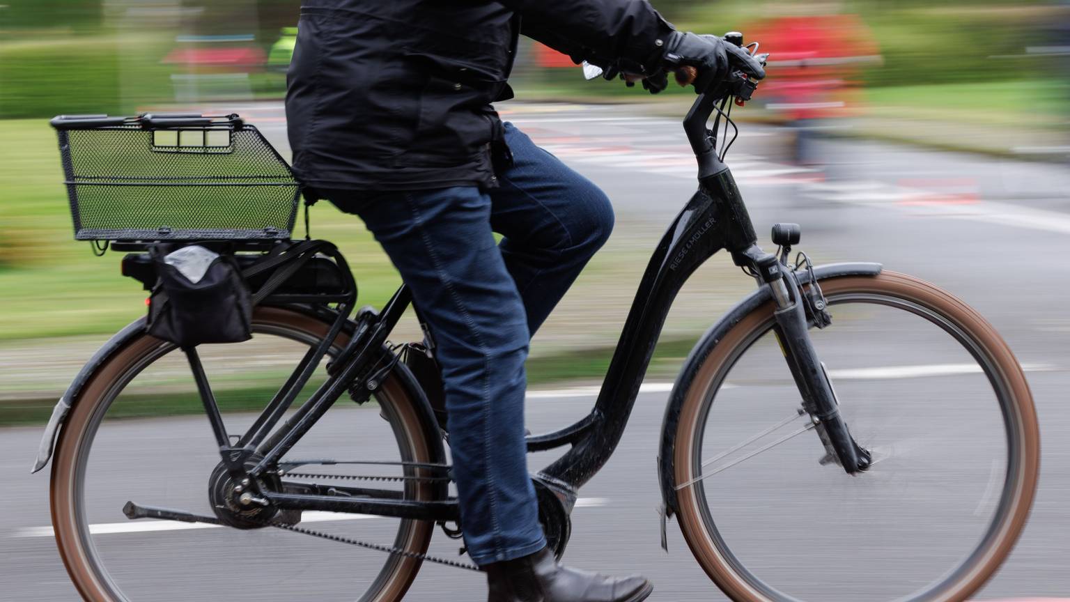 Ein Radfahrer fährt mit seinem Pedelec über einen Verkehrsübungsplatz.