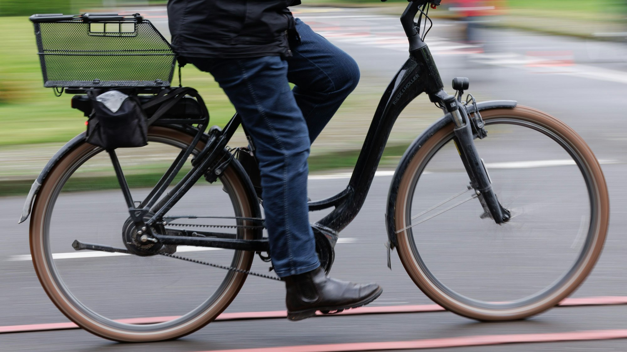Ein Radfahrer fährt mit seinem Pedelec über einen Verkehrsübungsplatz.