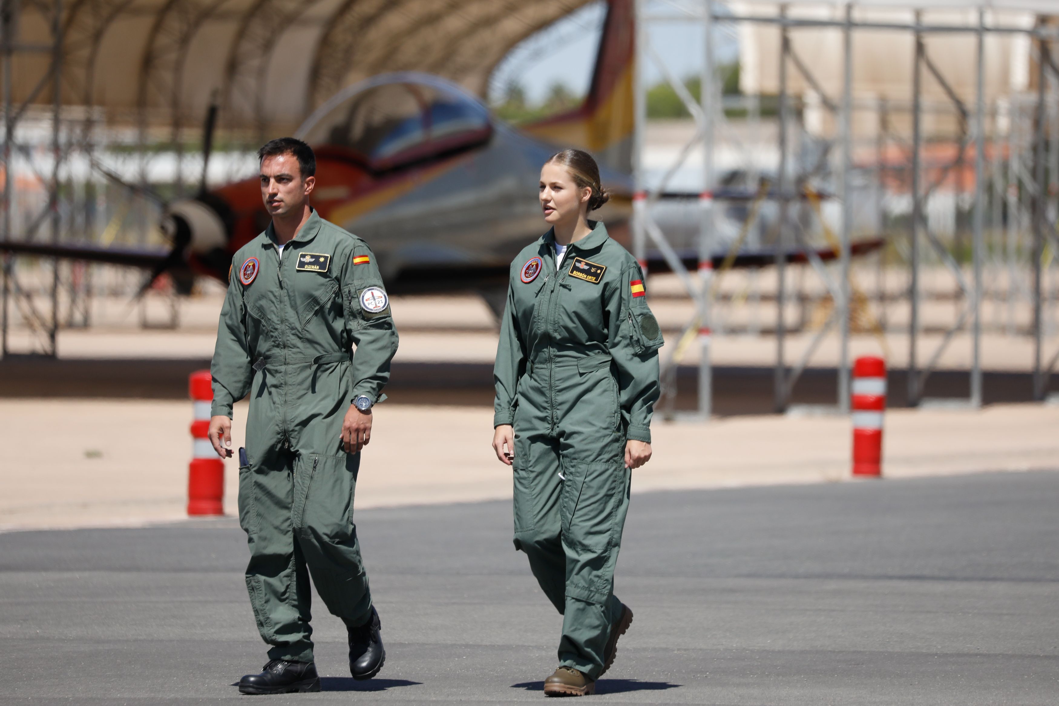 Prinzessin Leonor (r), Thronfolgerin von Spanien, geht über das Gelände der Allgemeinen Luftakademie.