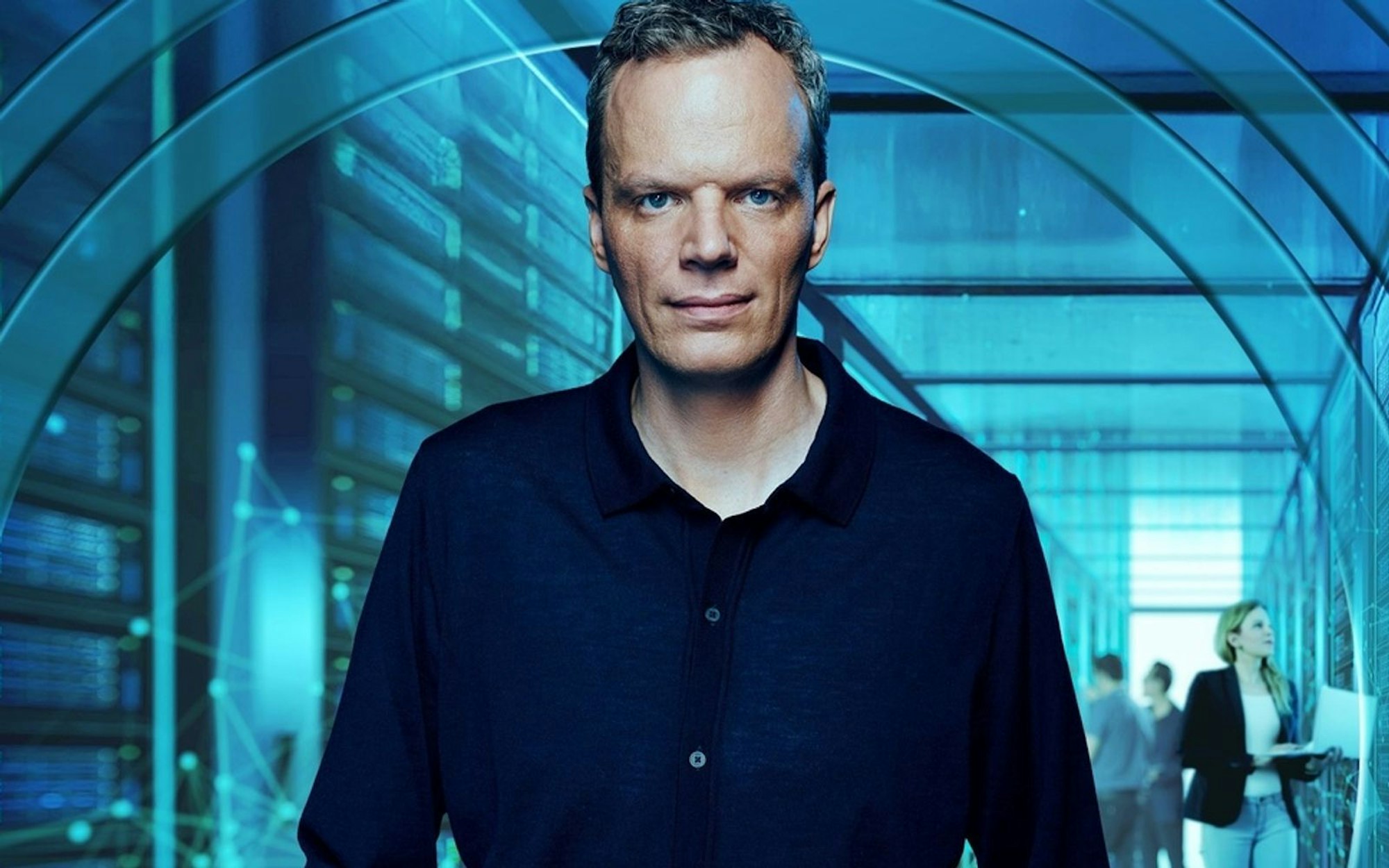 ZDF-Wirtschaftsexperte Florian Neuhann beschäftigt sich mit einer der wichtigsten Fragen unserer Zeit. Sie lautet: Frisst die KI unsere Jobs? Welche Arbeit ist noch sicher, und wie müssen wir uns verändern, damit Menschen weiter gefragt sein werden? (Bild: ZDF/Maximilian König)