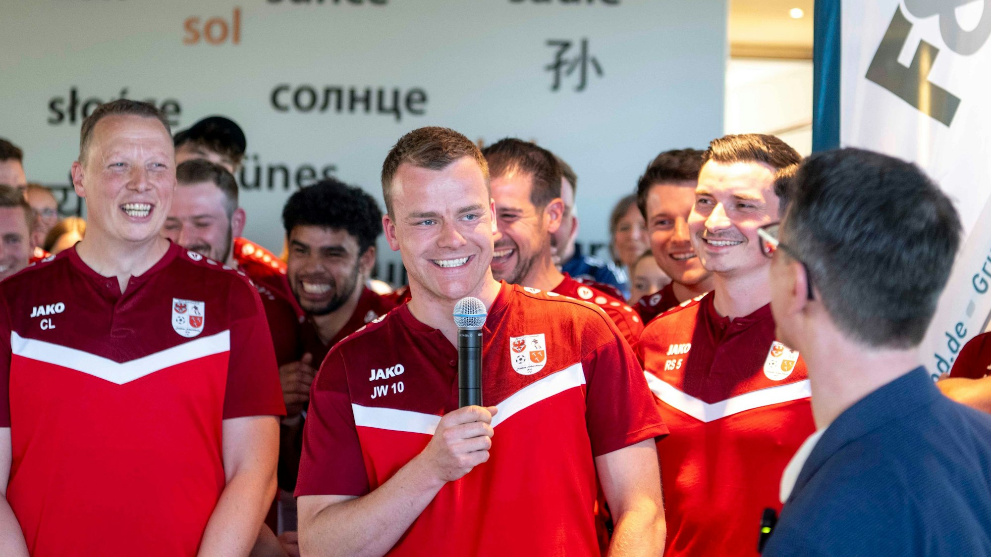 Fußballer der SG Dahlem-Schmidtheim II im Interview mit Thomas Schmitz (r.).