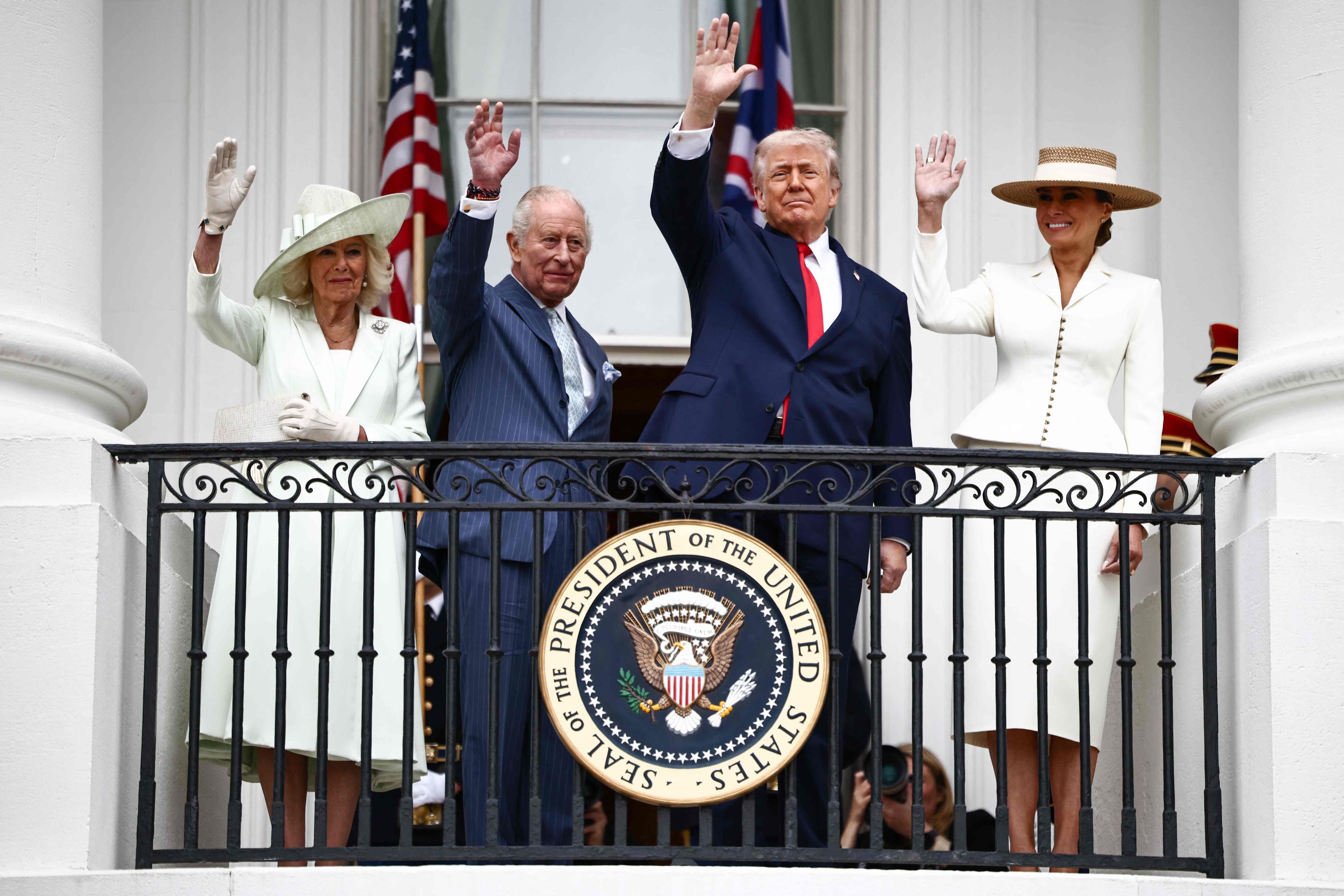 US-Präsident Donald Trump, First Lady Melania Trump, König Charles III. und Königin Camilla während der Ankunftszeremonie auf dem South Lawn des Weißen Hauses in Washington, D.C.